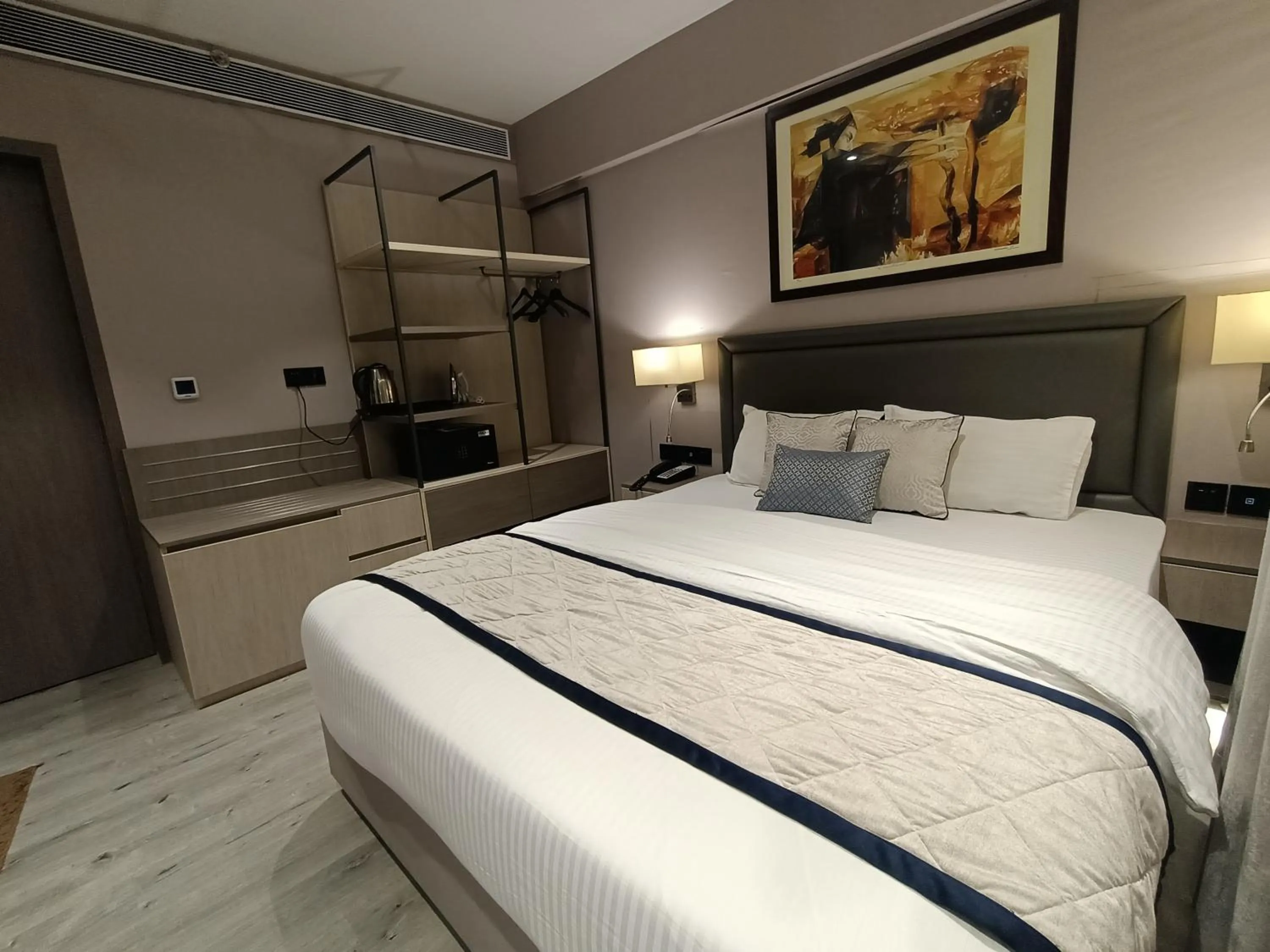 Bed in Hotel Highway Inn Andheri East