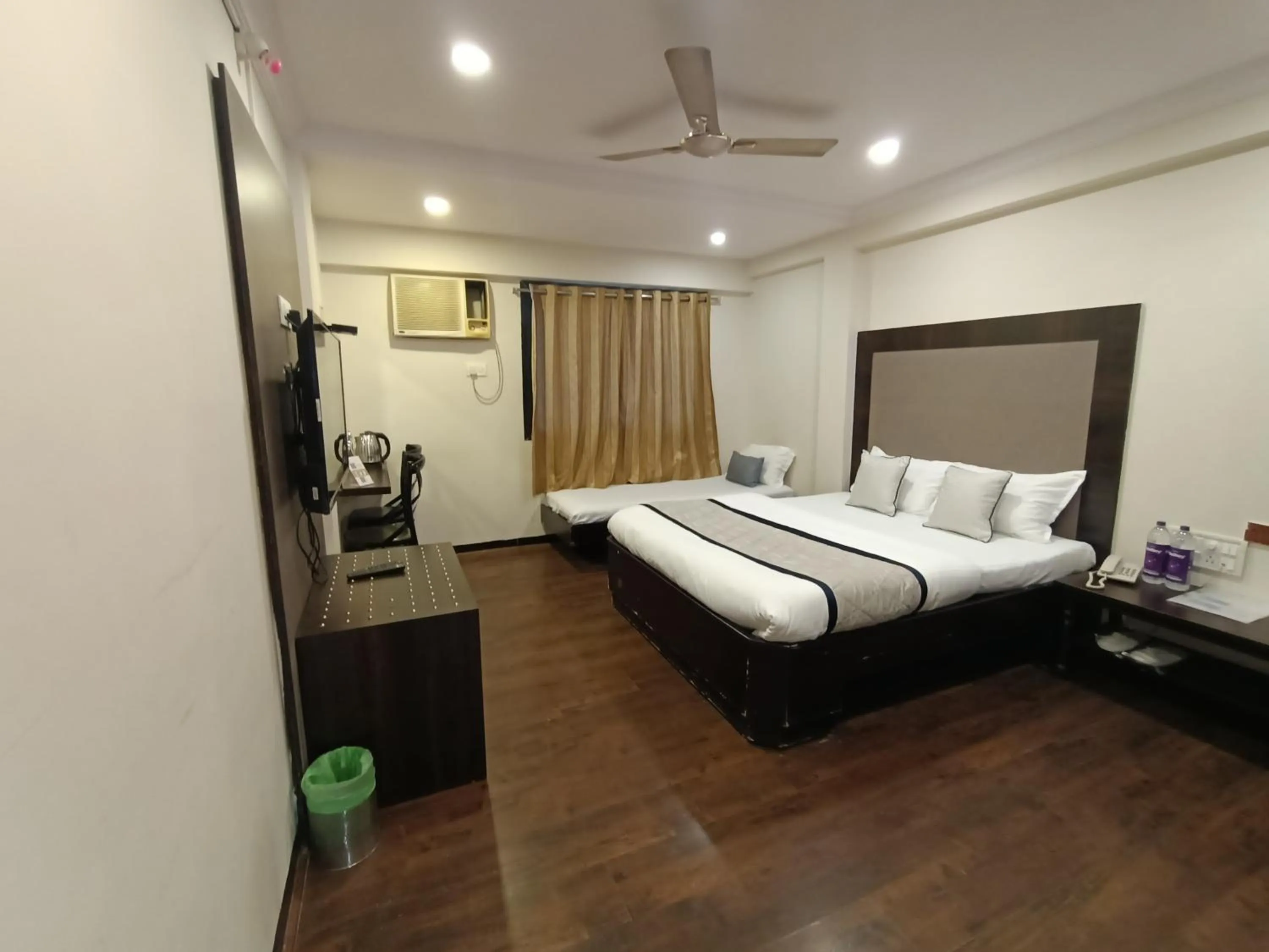 Bed in Hotel Highway Inn Andheri East