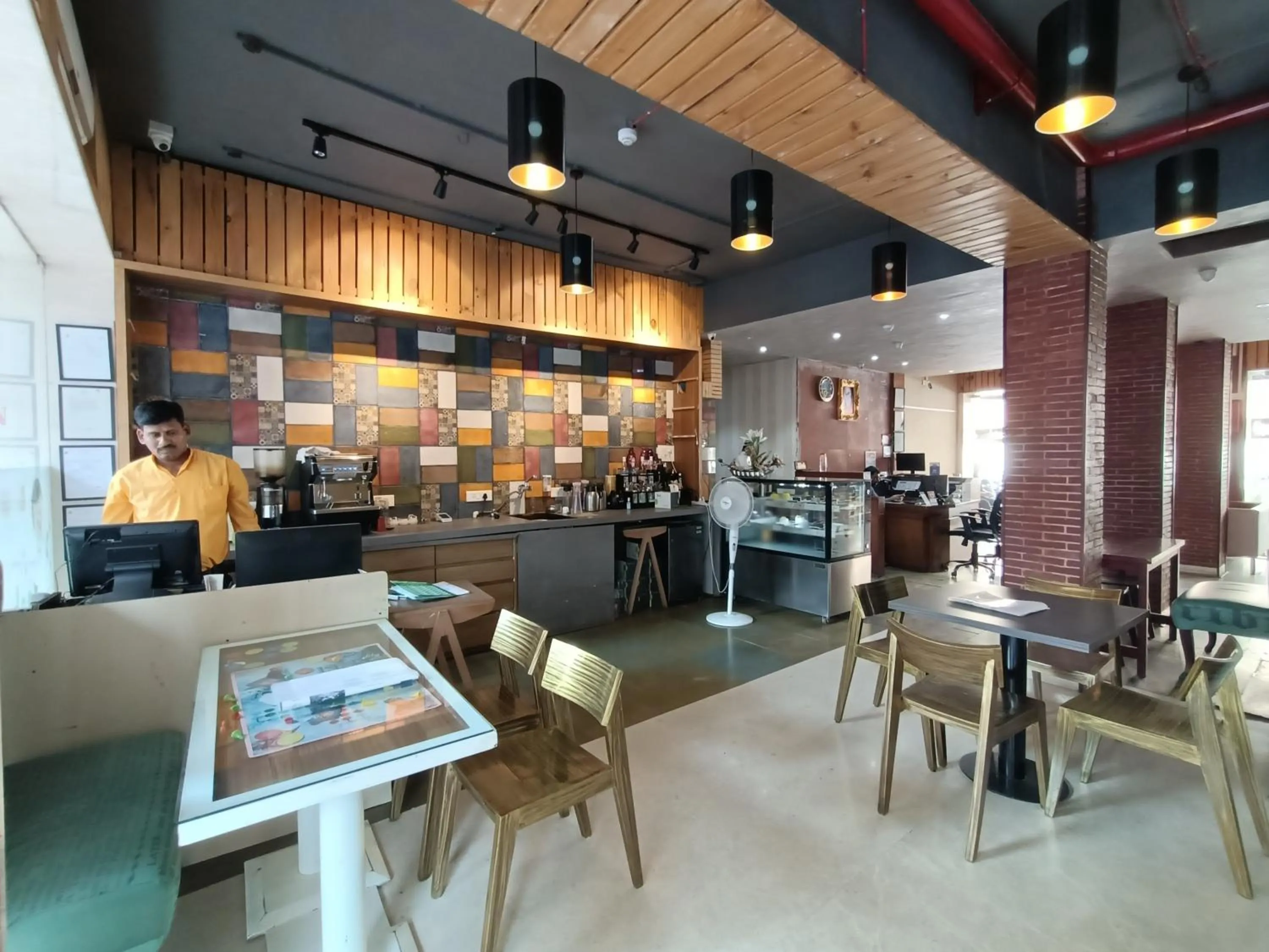 Restaurant/places to eat in Hotel Highway Inn Andheri East