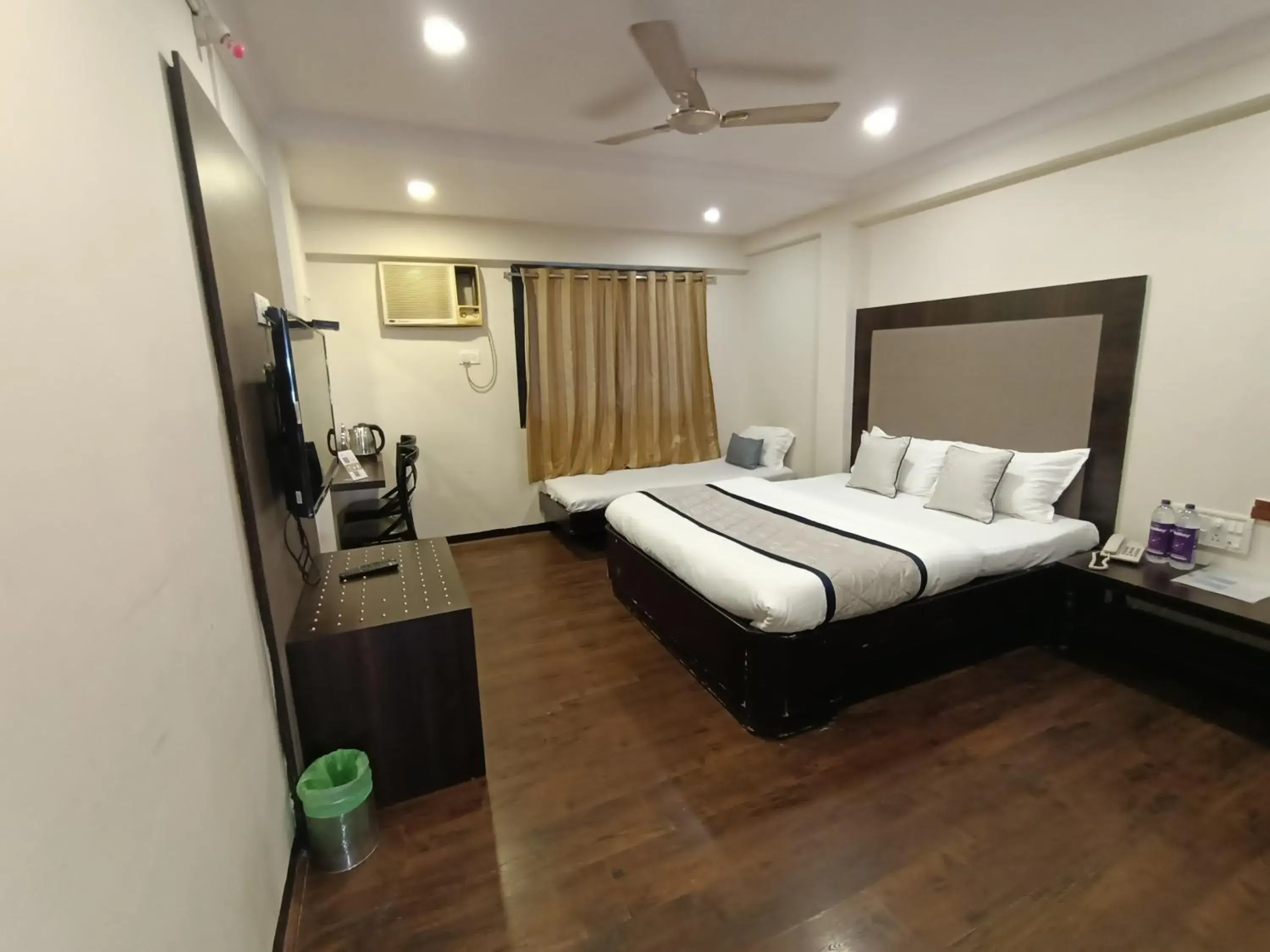 Superior Double Room in Hotel Highway Inn Andheri East Superior Double Room in Hotel Highway Inn Andheri East