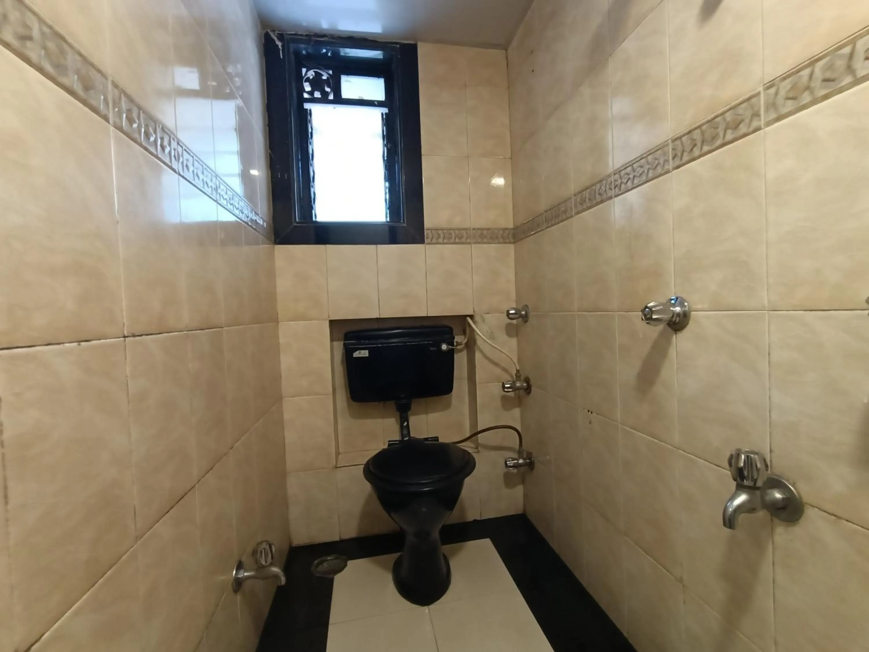 Shower in Hotel Highway Inn Andheri East