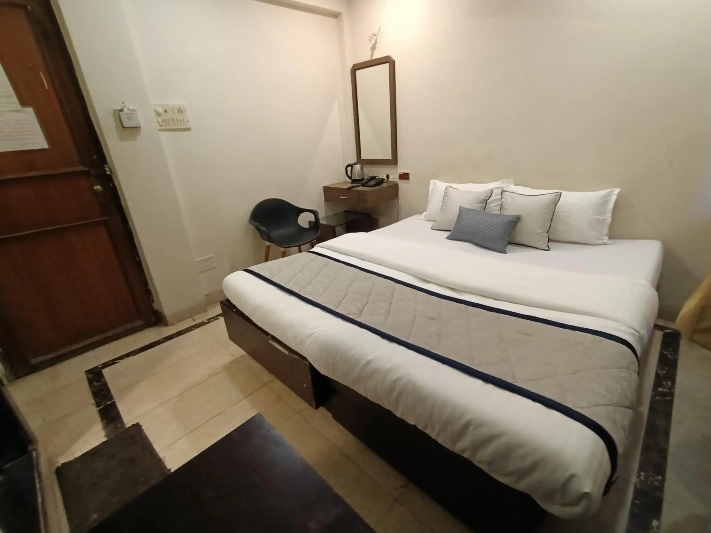 Bed in Hotel Highway Inn Andheri East