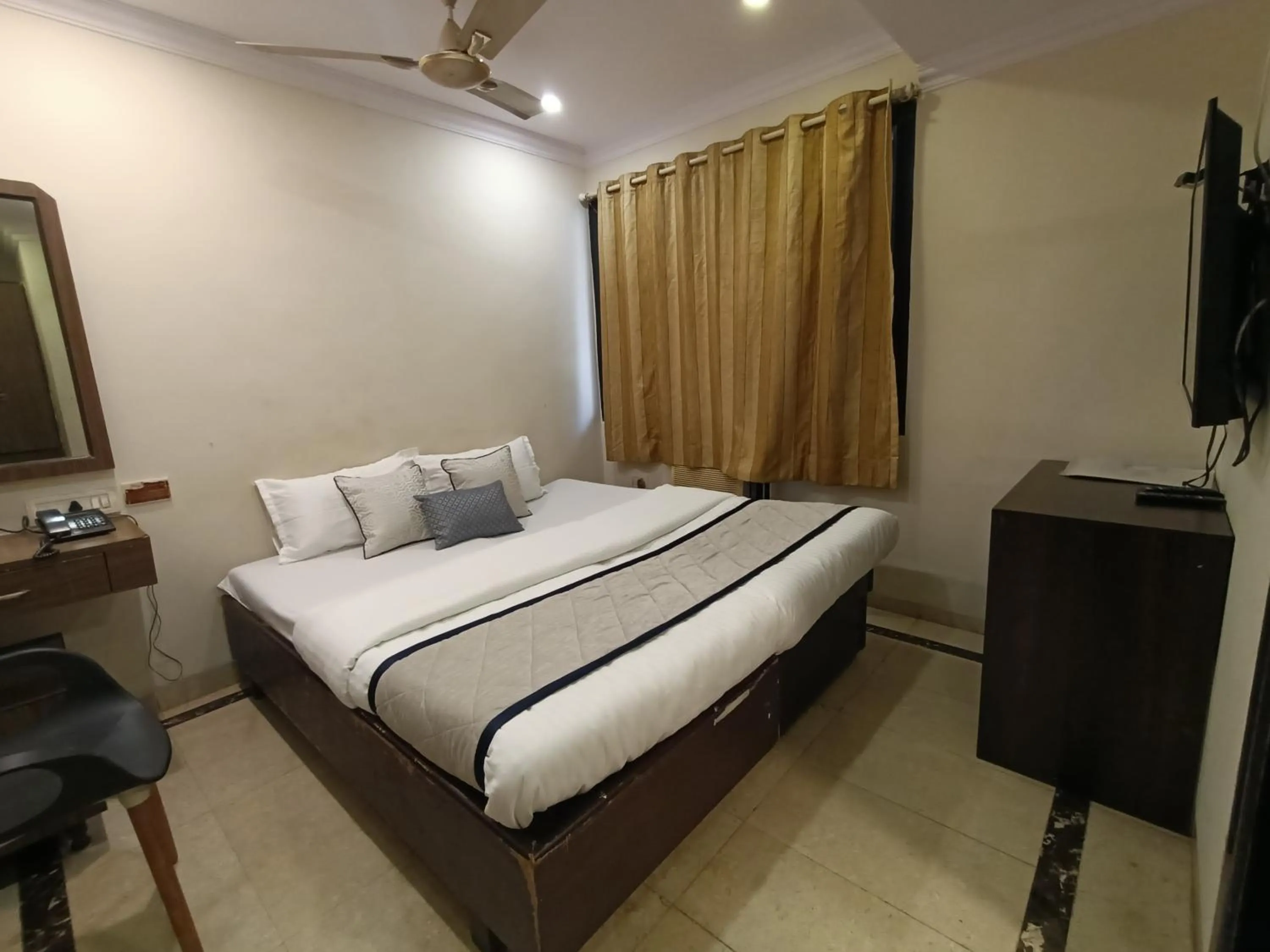 Bed in Hotel Highway Inn Andheri East