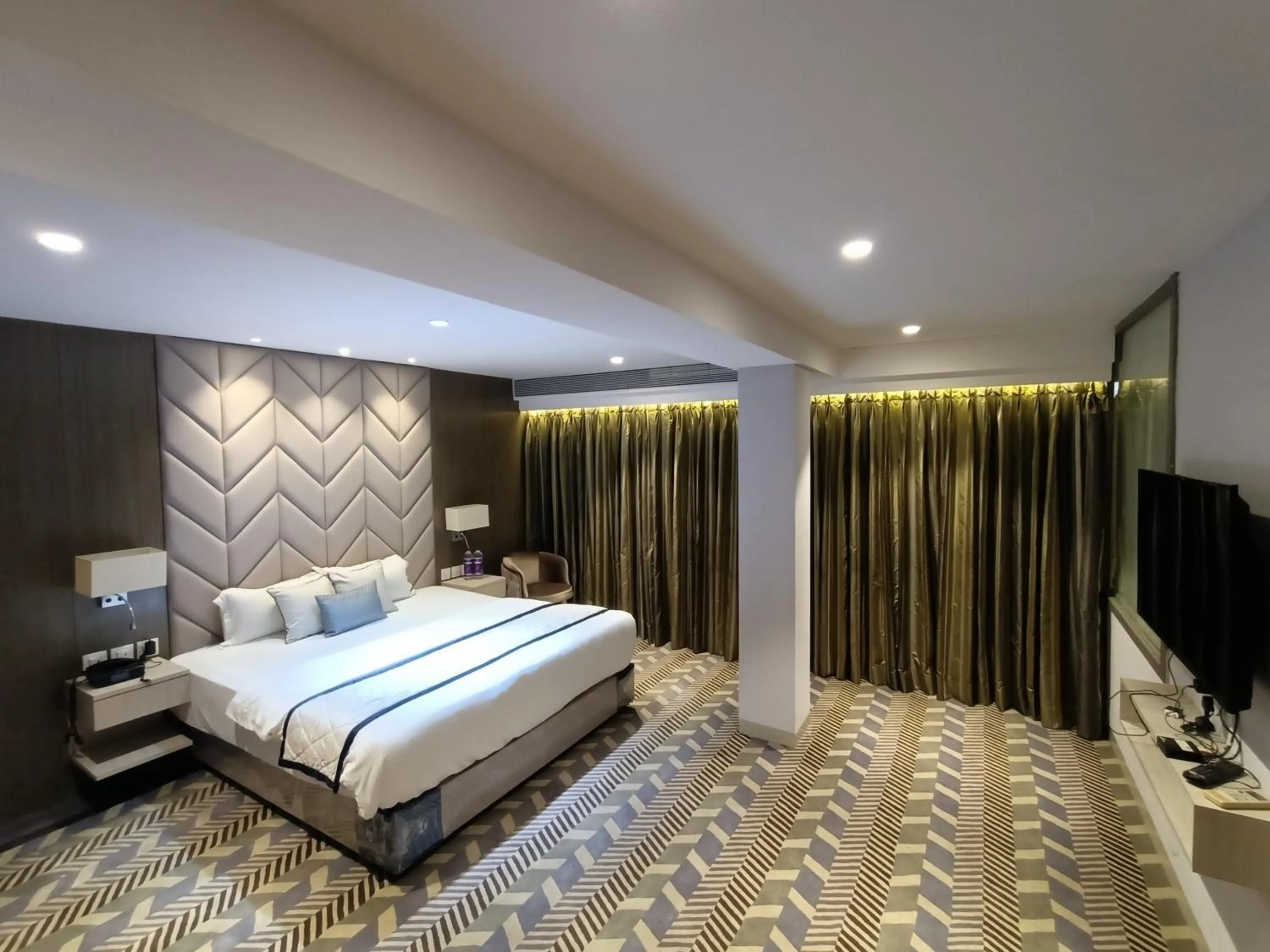 Bed in Hotel Highway Inn Andheri East