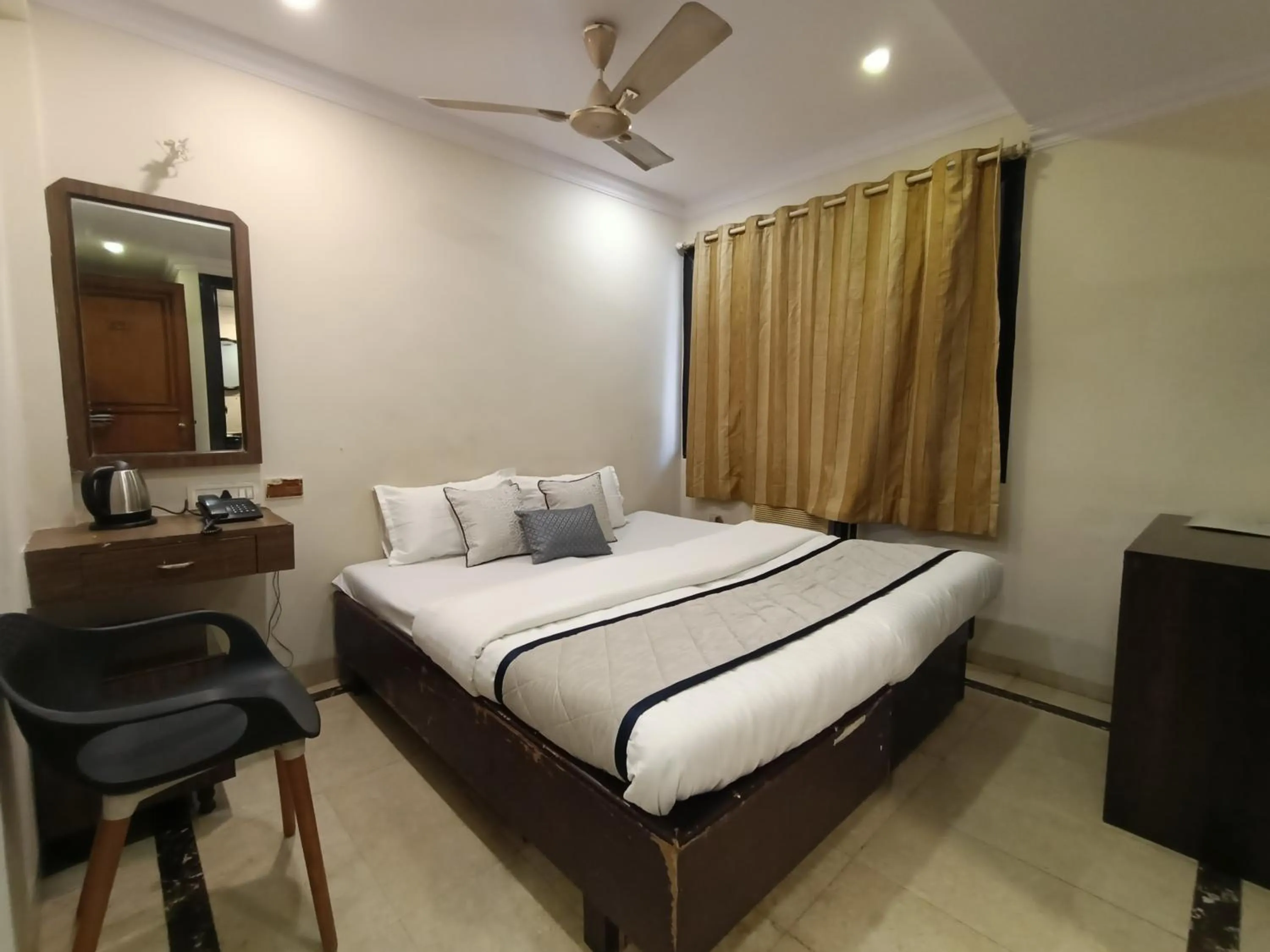 Bed in Hotel Highway Inn Andheri East