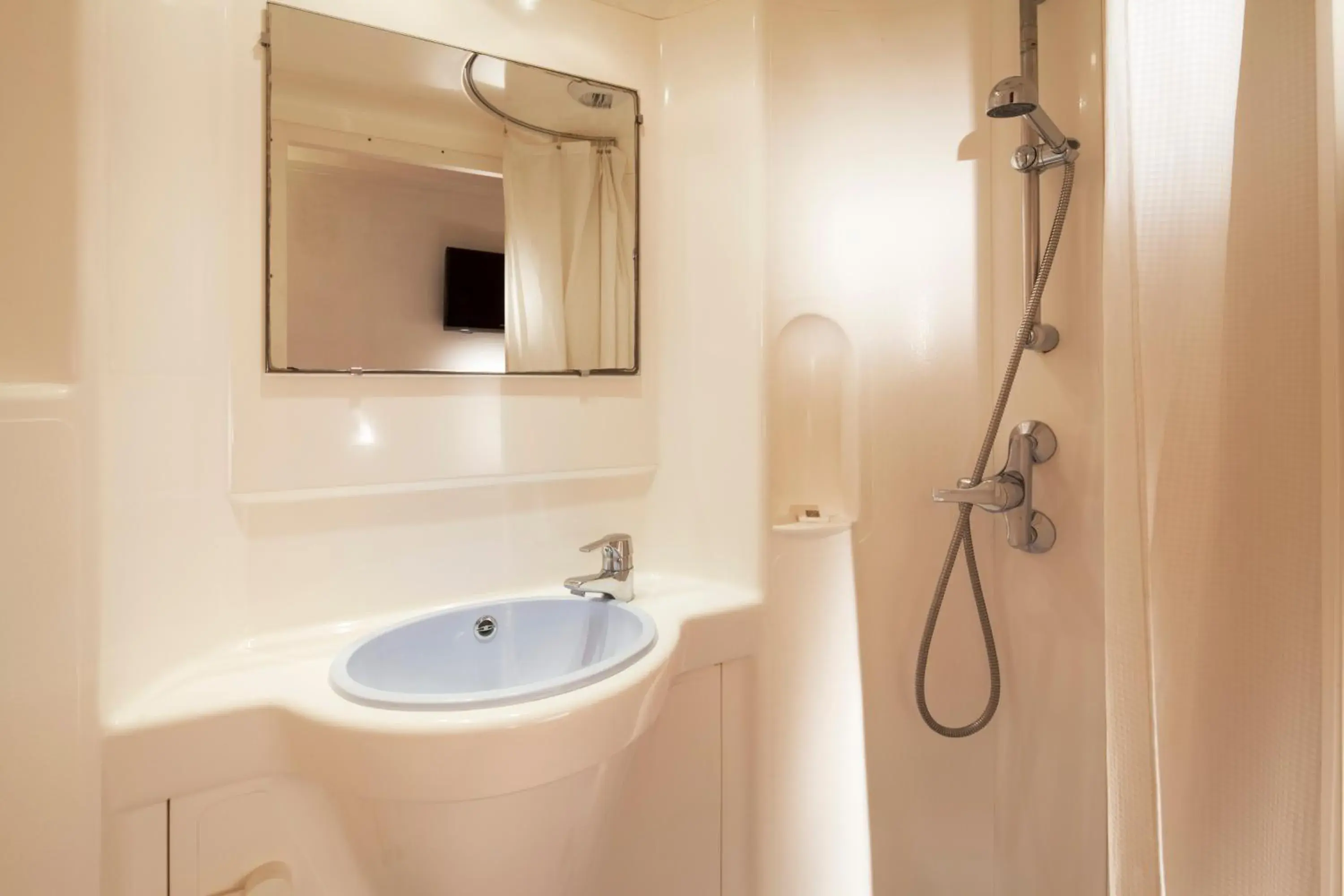 Triple Room (1 Double Bed + 1 Single Bed) in FAST HOTEL Les Ulis - Courtabœuf Triple Room (1 Double Bed + 1 Single Bed) in FAST HOTEL Les Ulis - Courtabœuf