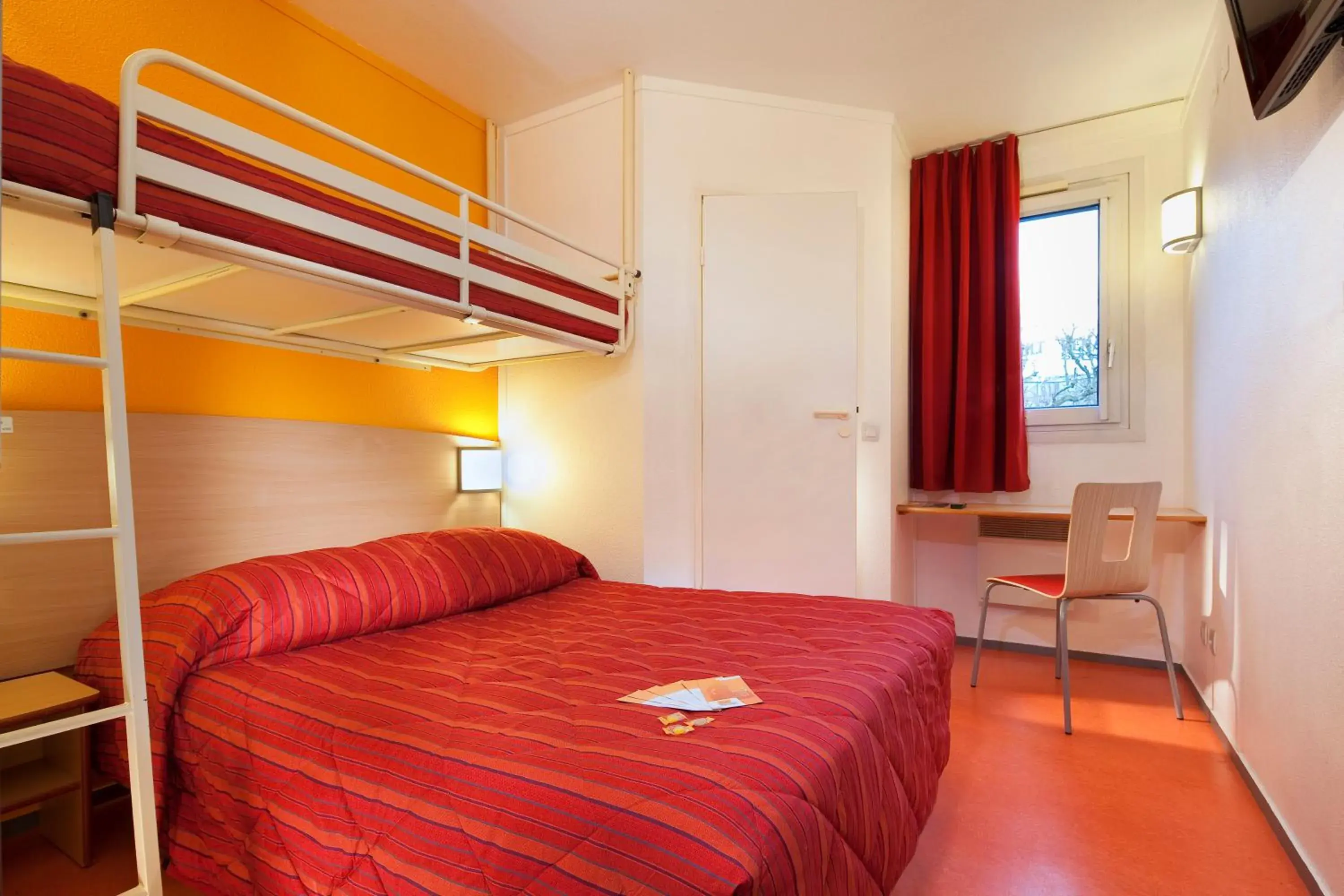 Triple Room (1 Double Bed + 1 Single Bed) in FAST HOTEL Les Ulis - Courtabœuf Triple Room (1 Double Bed + 1 Single Bed) in FAST HOTEL Les Ulis - Courtabœuf