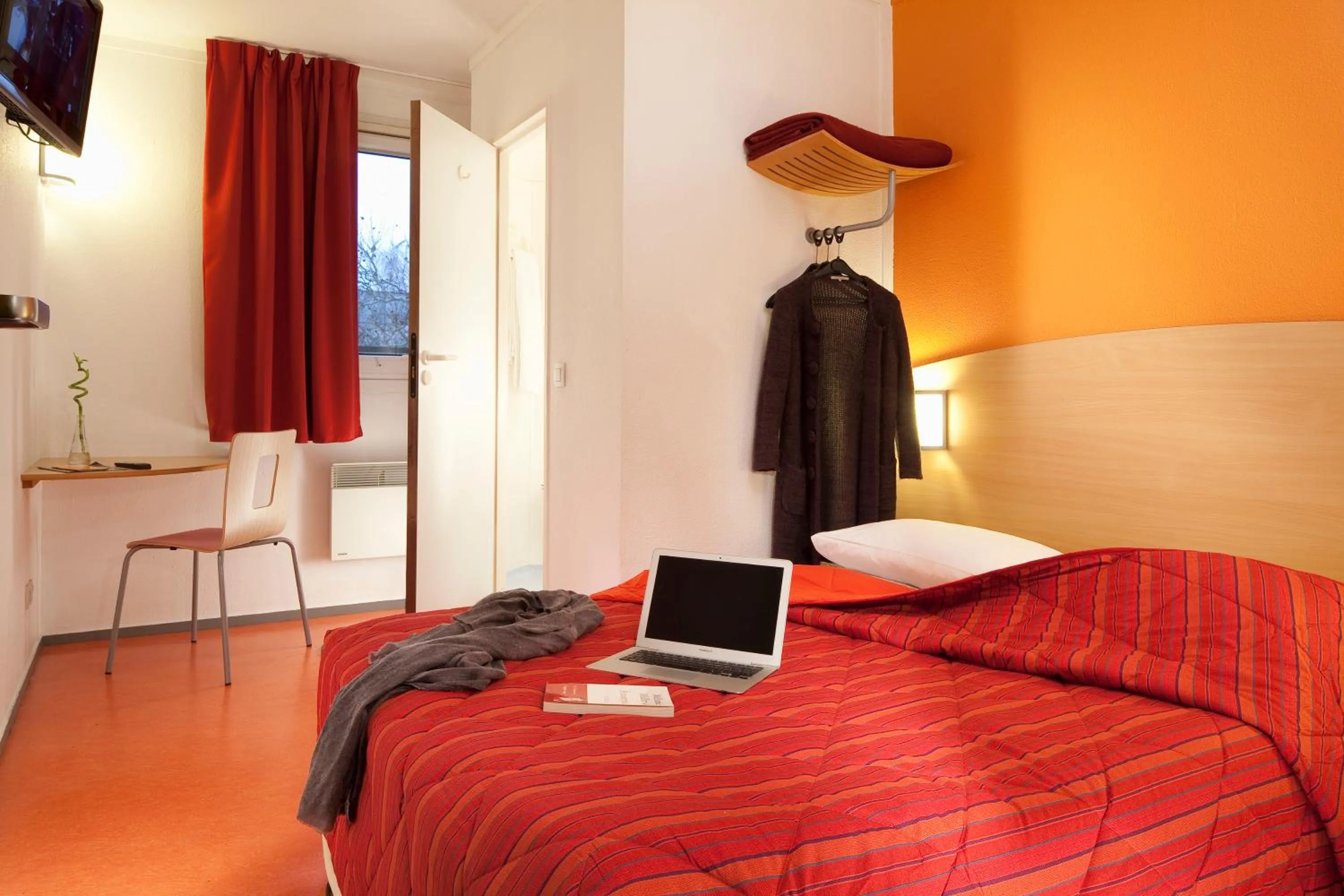 Photo of the whole room, Bed in FAST HOTEL Les Ulis - Courtabœuf