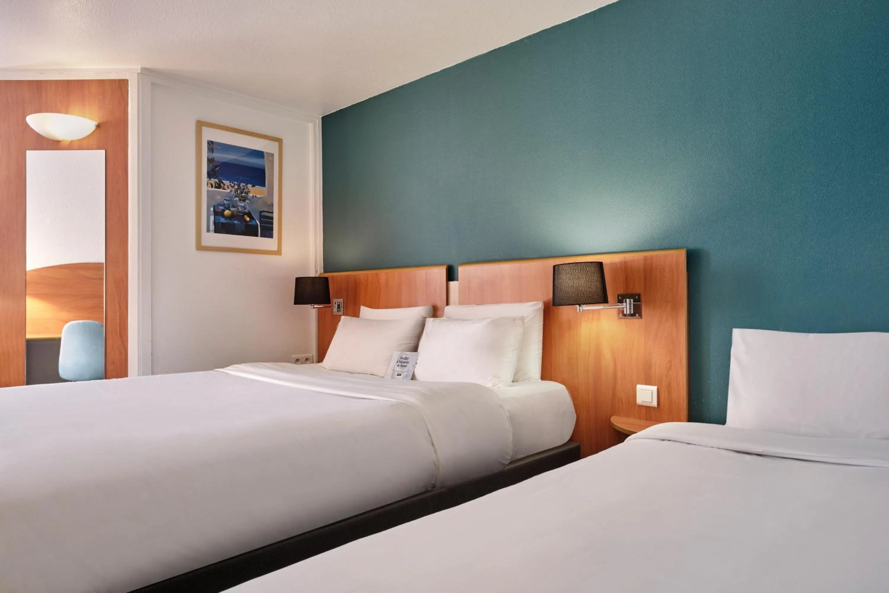 Bed in Kyriad Paris Sud Les Ulis Courtaboeuf