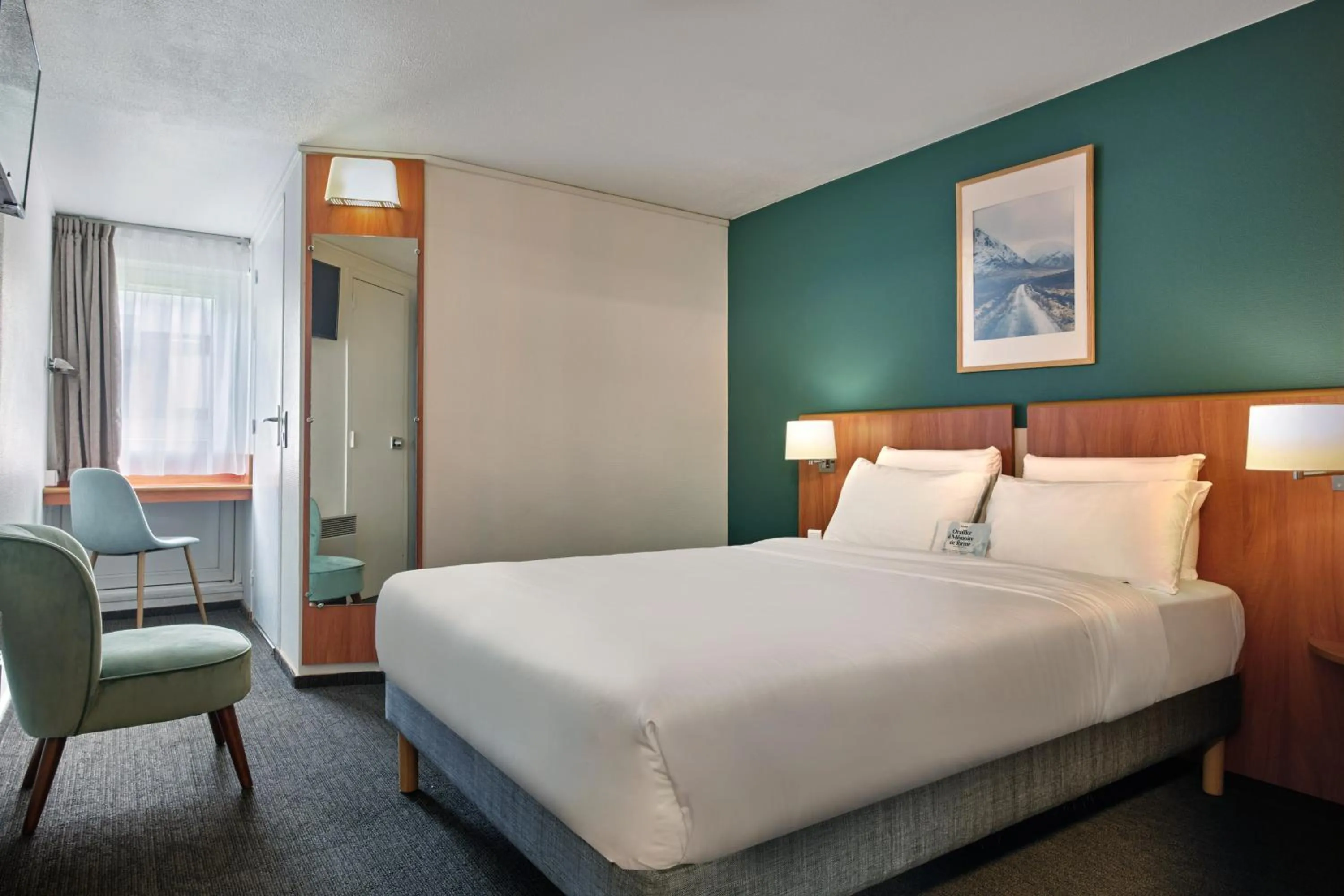 Bedroom, Bed in Kyriad Paris Sud Les Ulis Courtaboeuf