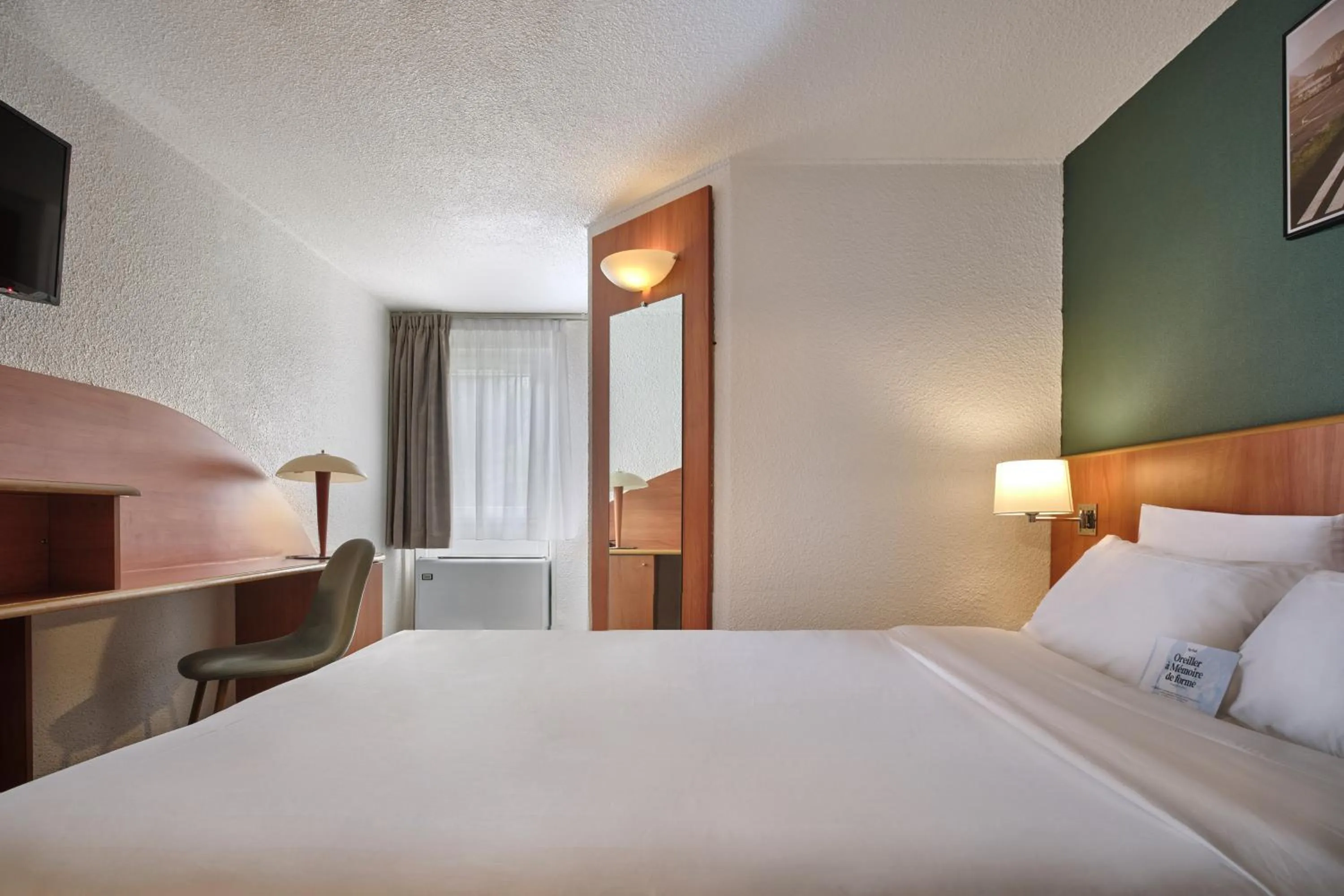 Bedroom, Bed in Kyriad Paris Sud Les Ulis Courtaboeuf