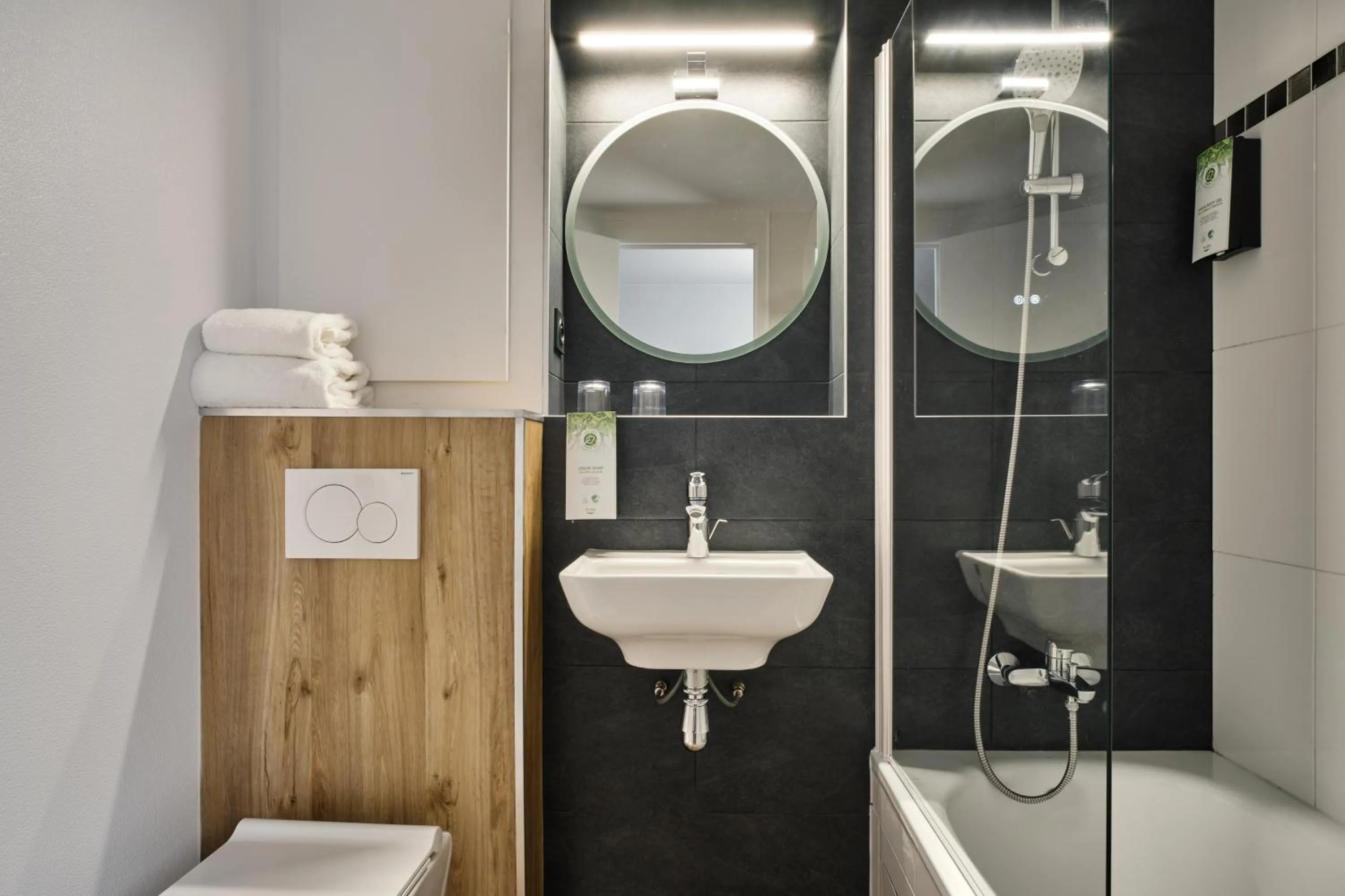 Bathroom in Kyriad Paris Sud Les Ulis Courtaboeuf