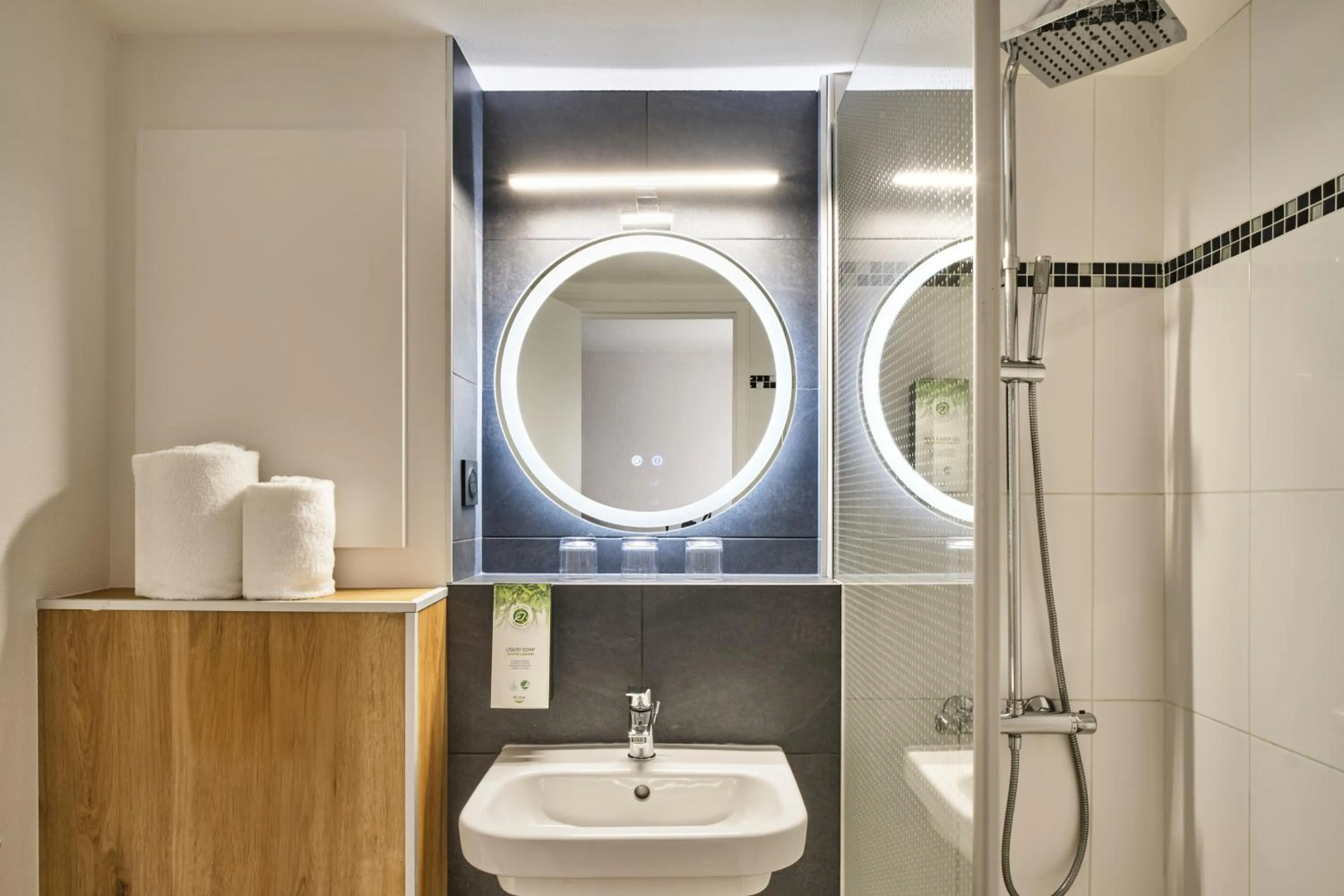 Toilet in Kyriad Paris Sud Les Ulis Courtaboeuf