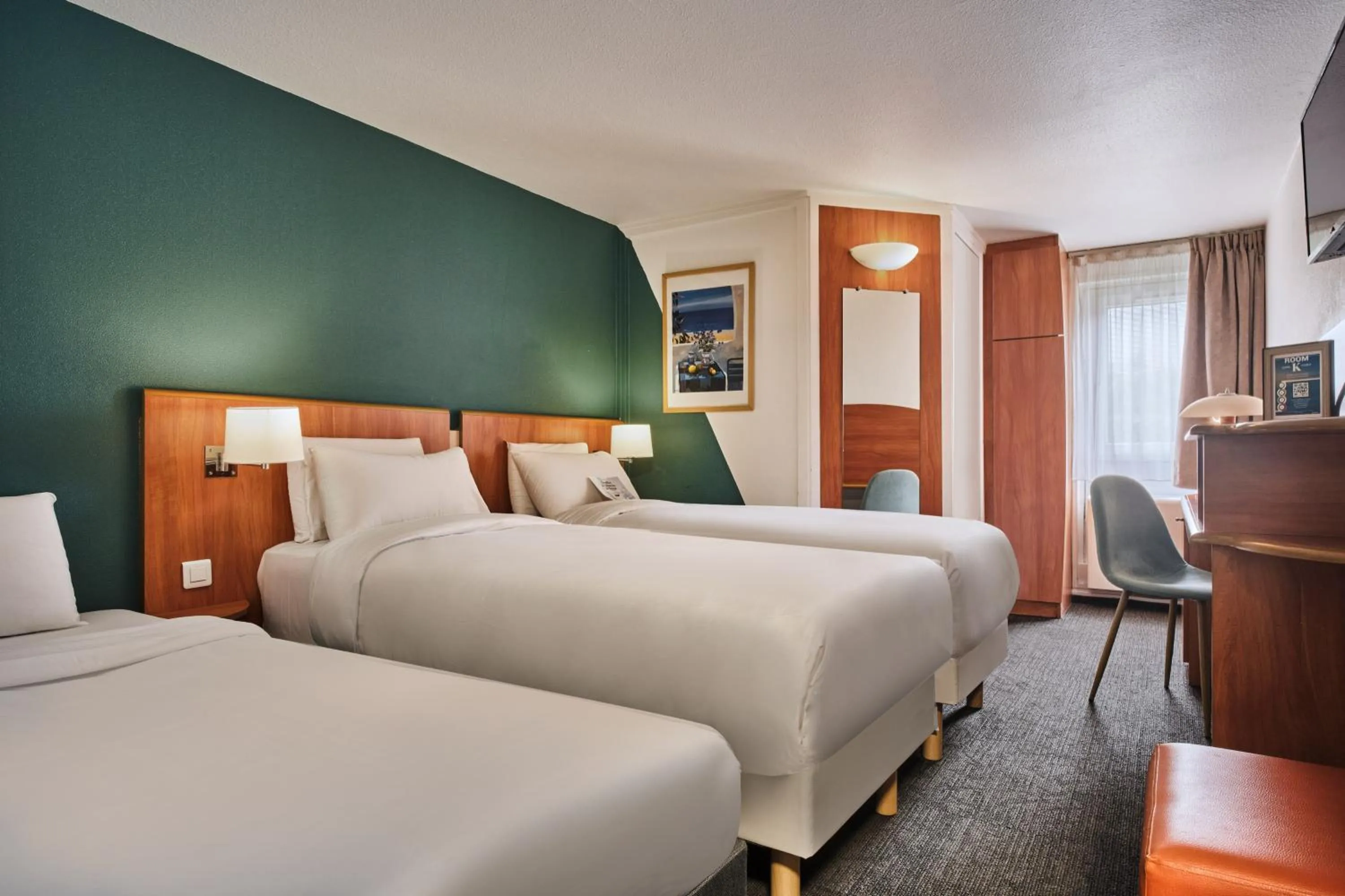 Photo of the whole room, Bed in Kyriad Paris Sud Les Ulis Courtaboeuf