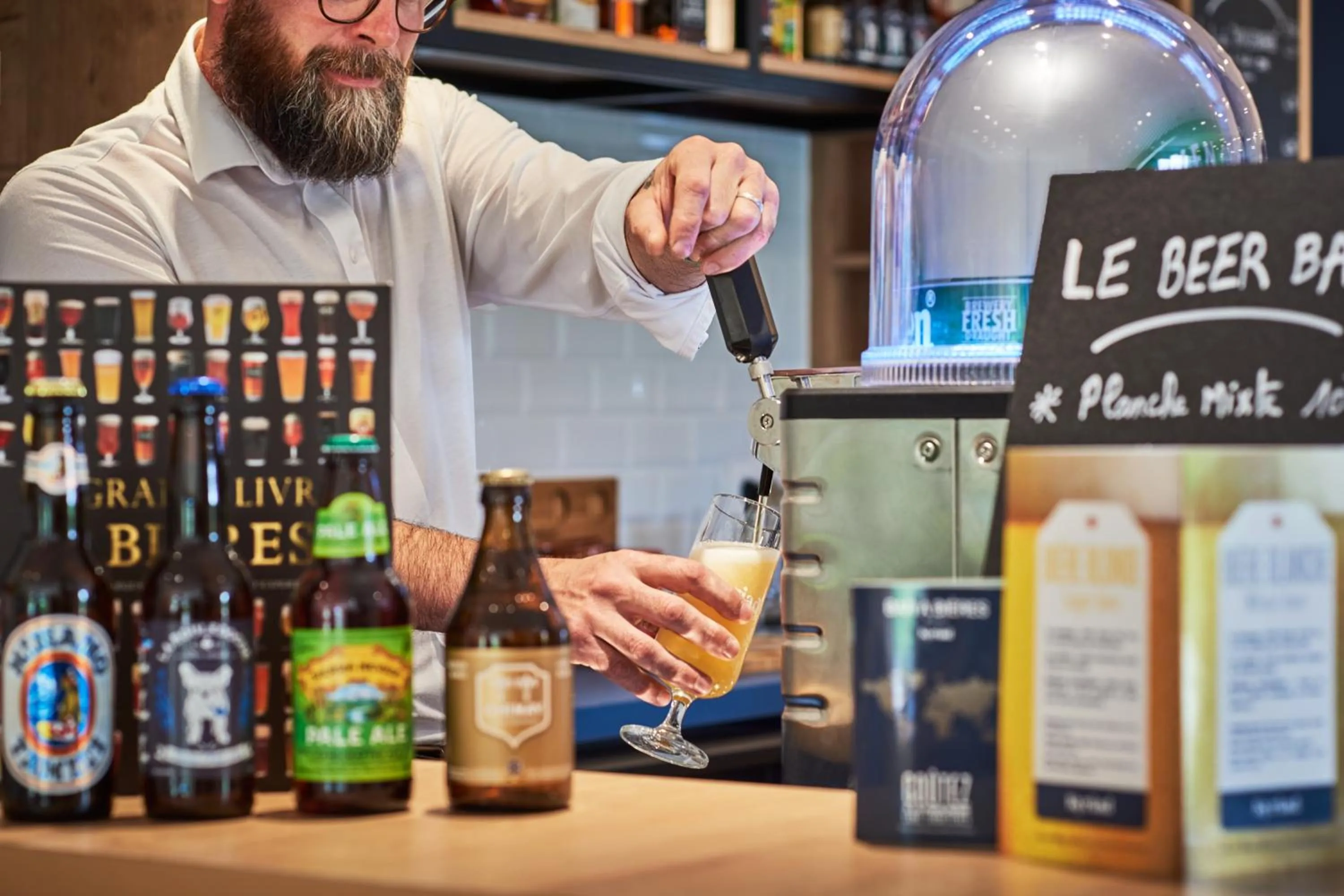 Lounge or bar in Kyriad Paris Sud Les Ulis Courtaboeuf