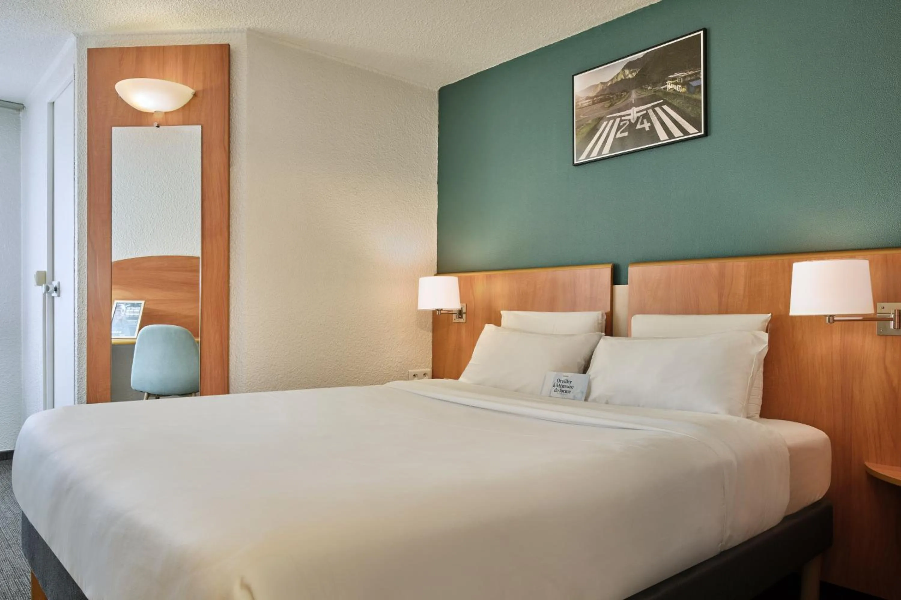 Bed in Kyriad Paris Sud Les Ulis Courtaboeuf