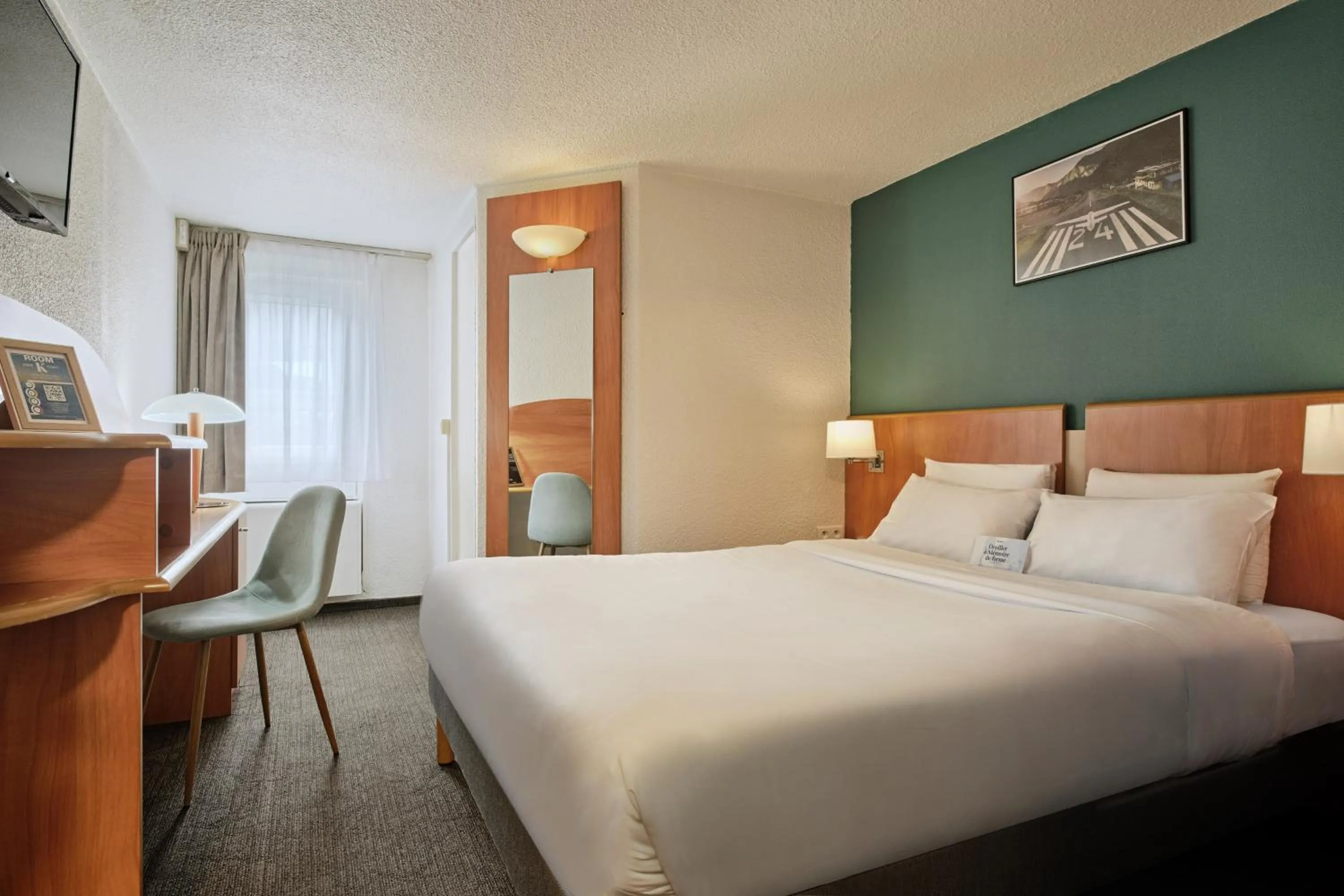 Photo of the whole room, Bed in Kyriad Paris Sud Les Ulis Courtaboeuf