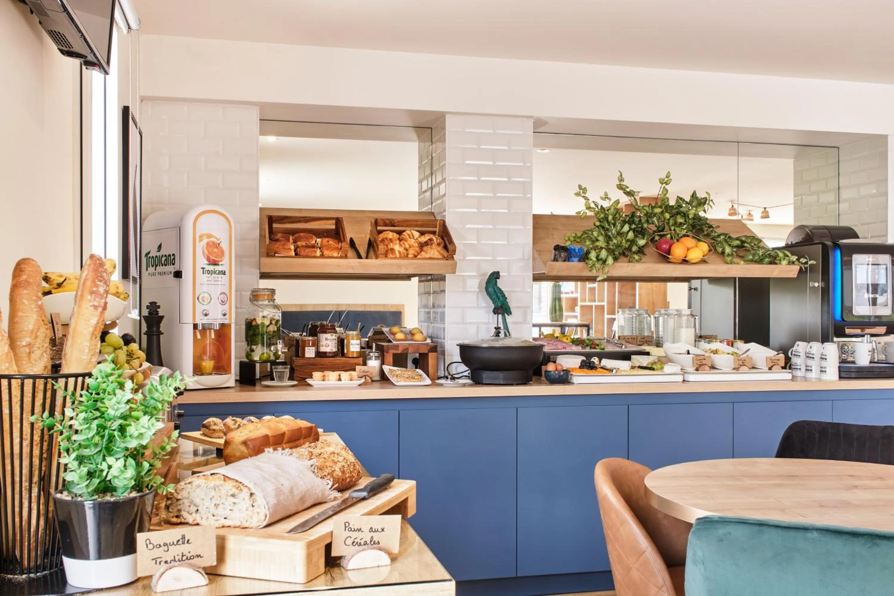 Buffet breakfast in Kyriad Paris Sud Les Ulis Courtaboeuf