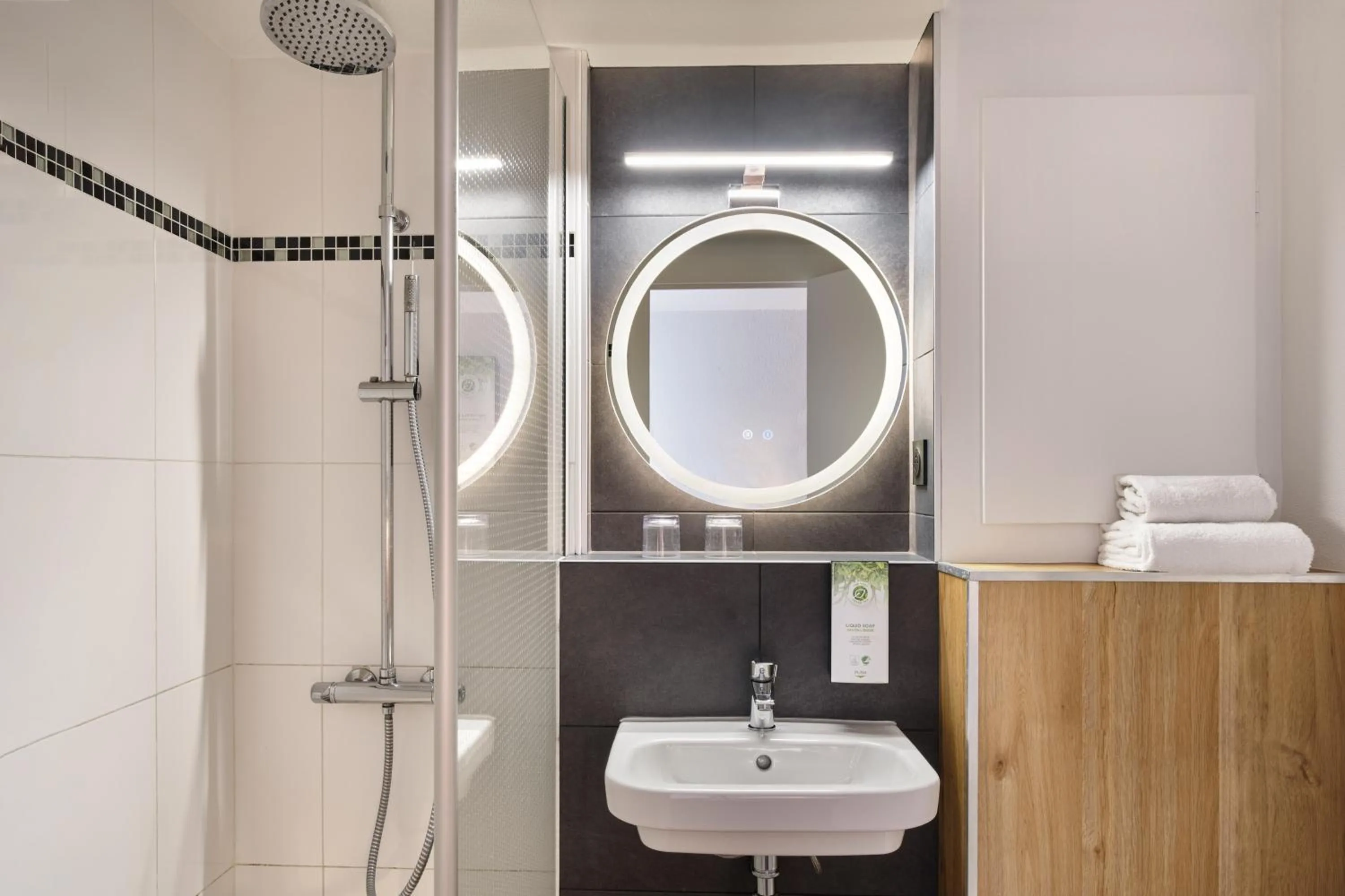 Shower in Kyriad Paris Sud Les Ulis Courtaboeuf