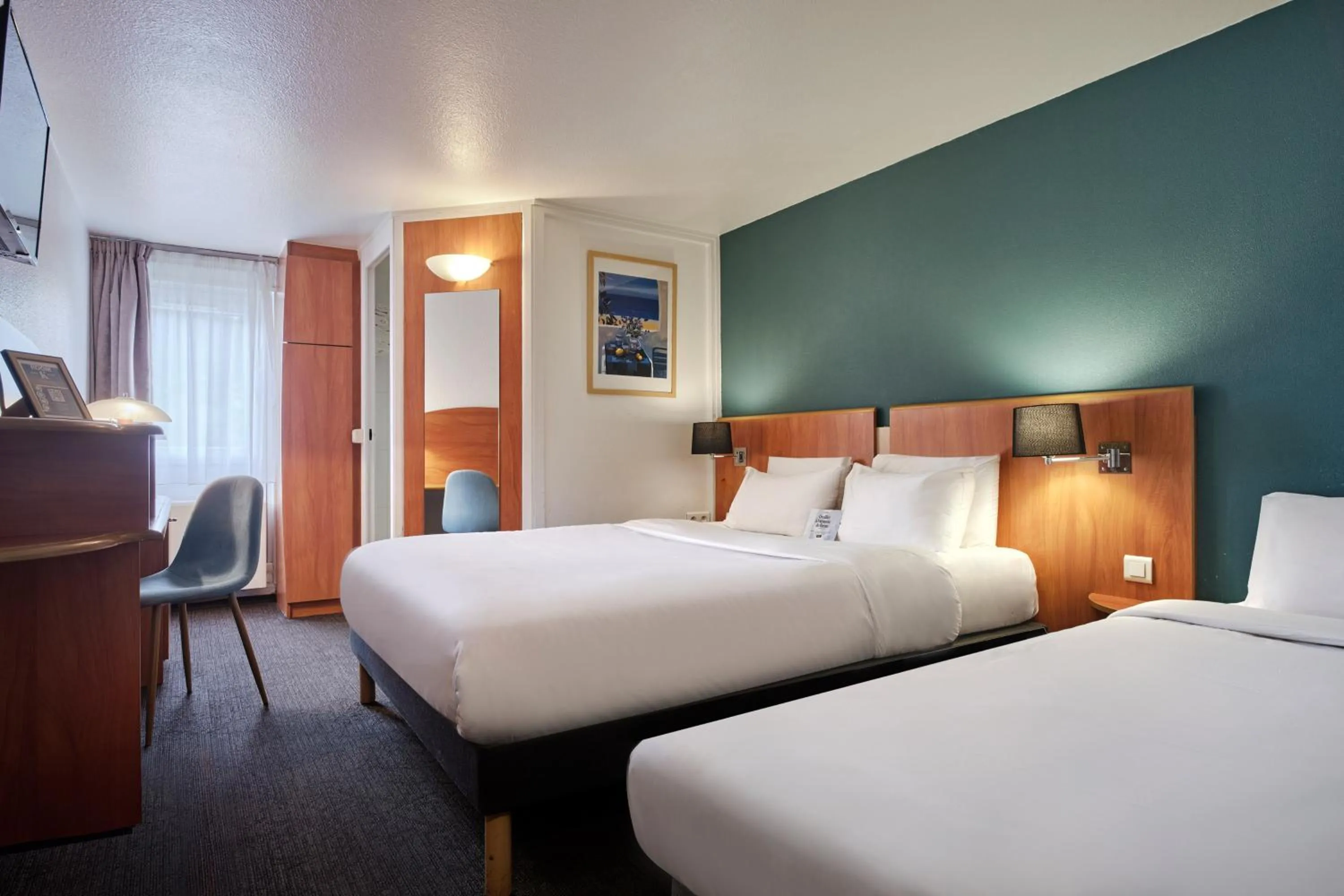 Bedroom, Bed in Kyriad Paris Sud Les Ulis Courtaboeuf