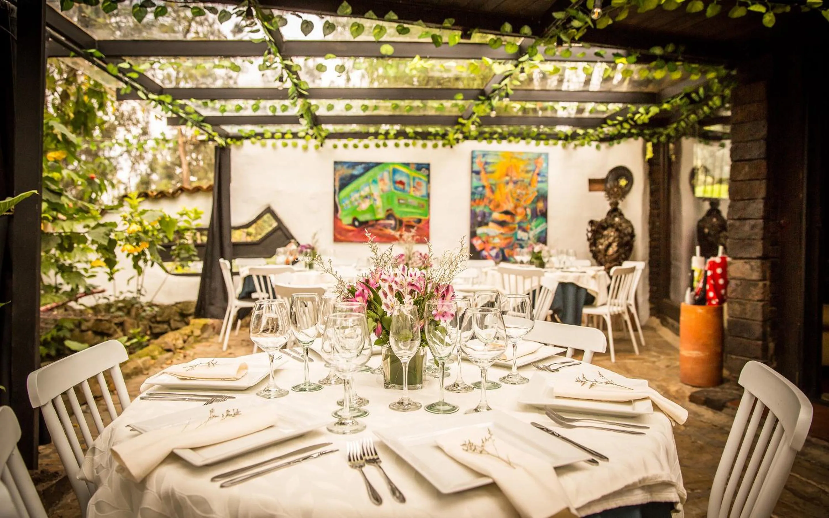 Restaurant/places to eat in La Colina Hotel Cottage