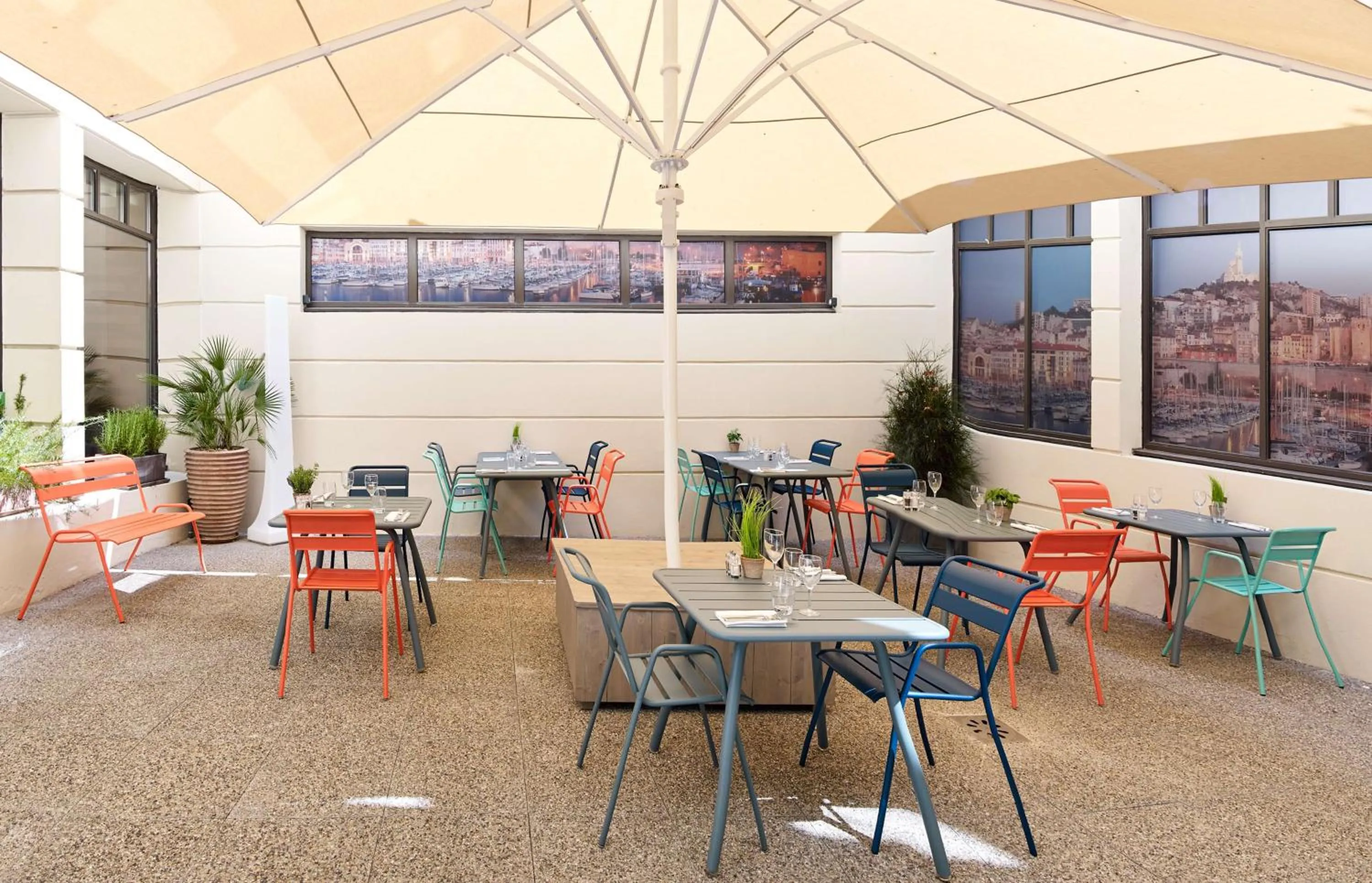 Restaurant/places to eat in Radisson Blu Hotel Marseille Vieux Port