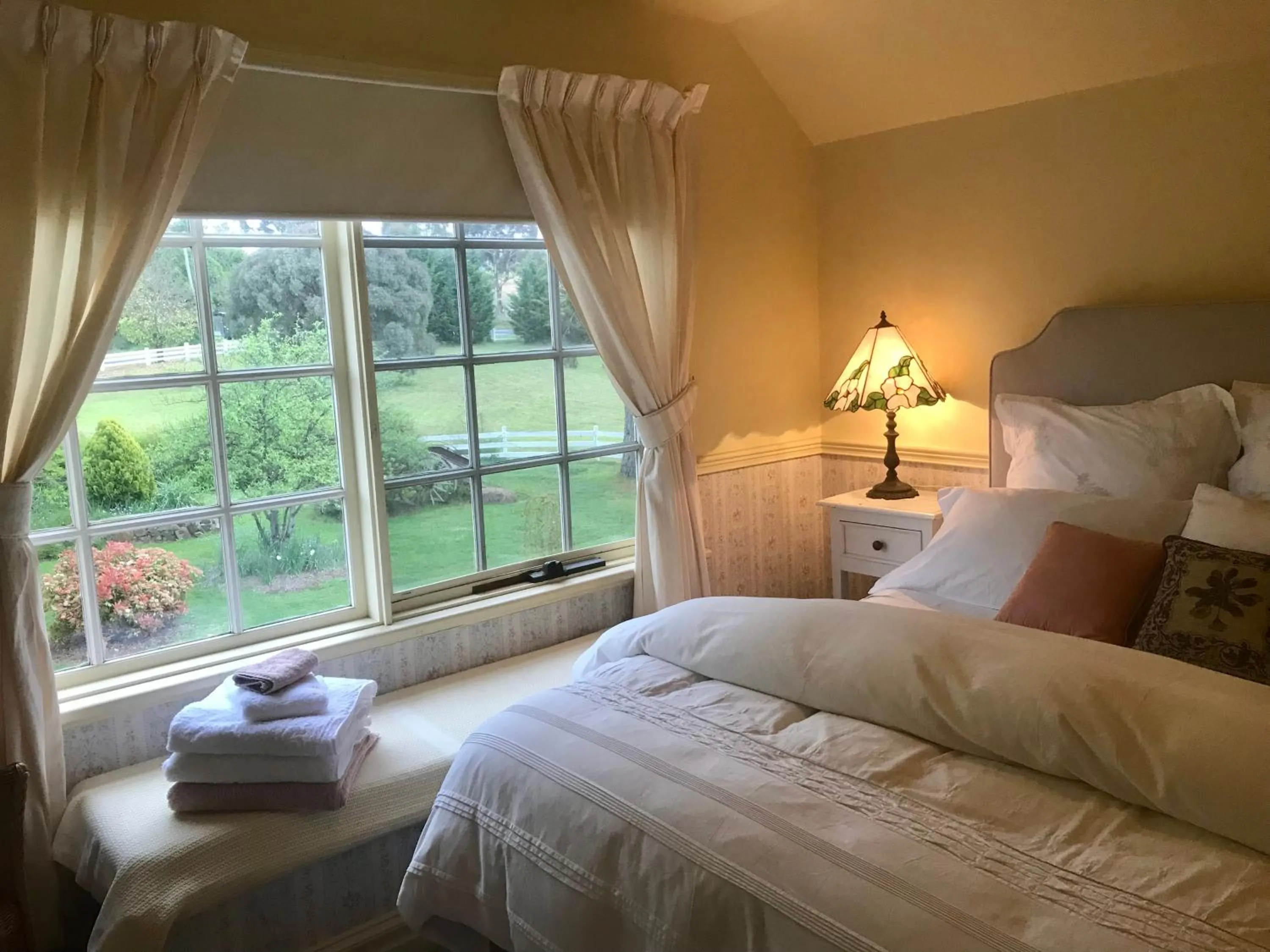 Bed in Hawk's Nest Bed & Breakfast