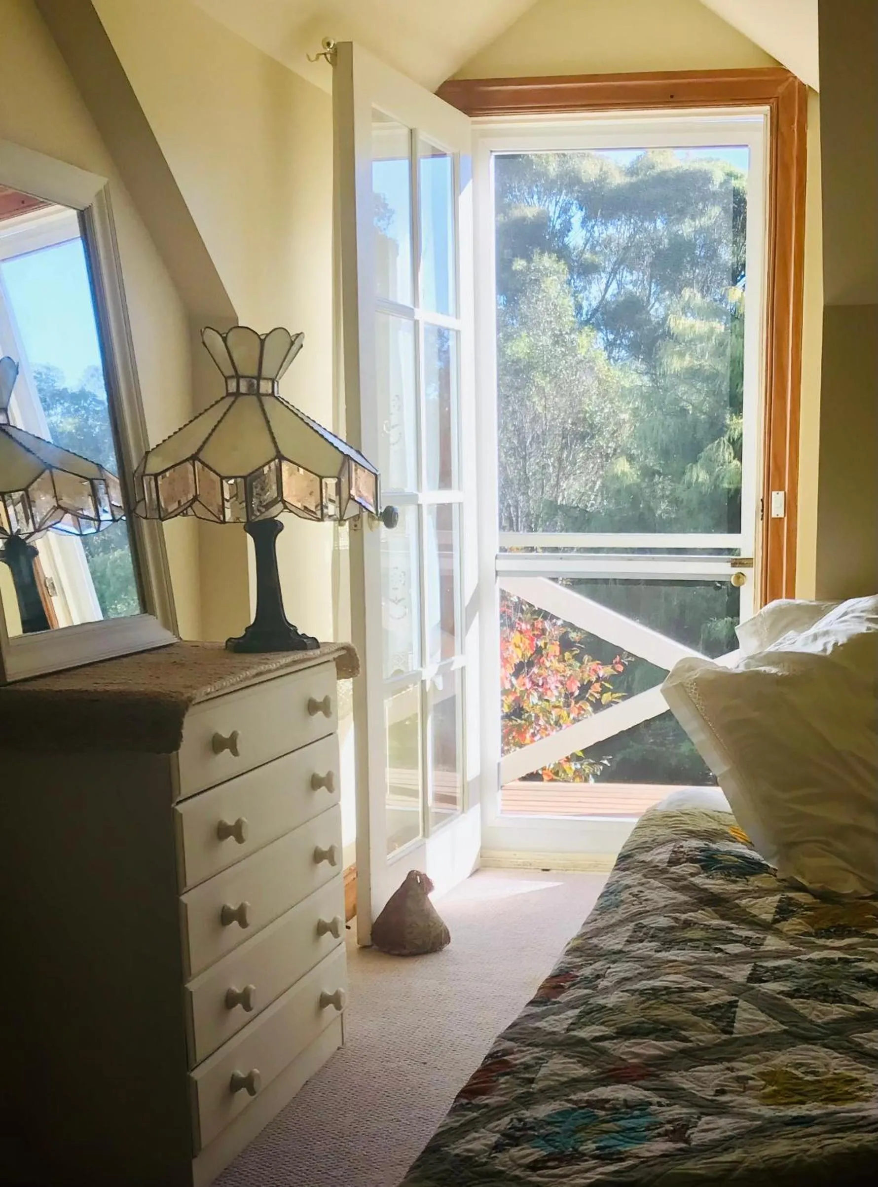 Bed in Hawk's Nest Bed & Breakfast