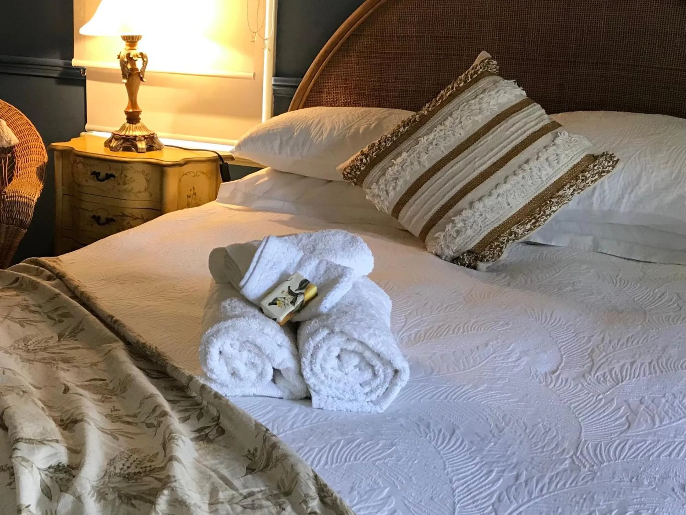 Bed in Hawk's Nest Bed & Breakfast