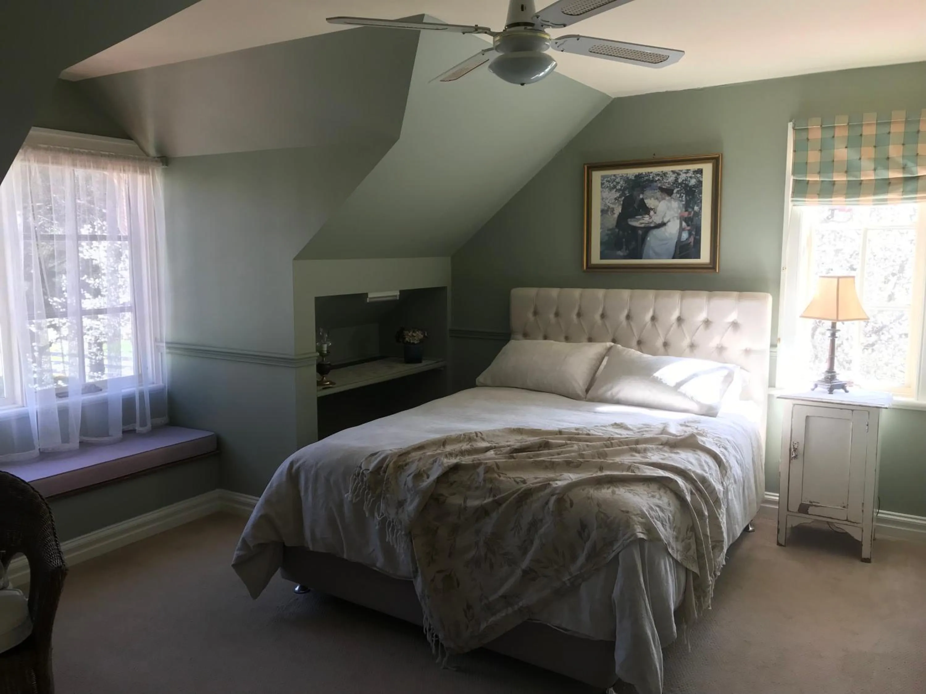 Bed in Hawk's Nest Bed & Breakfast