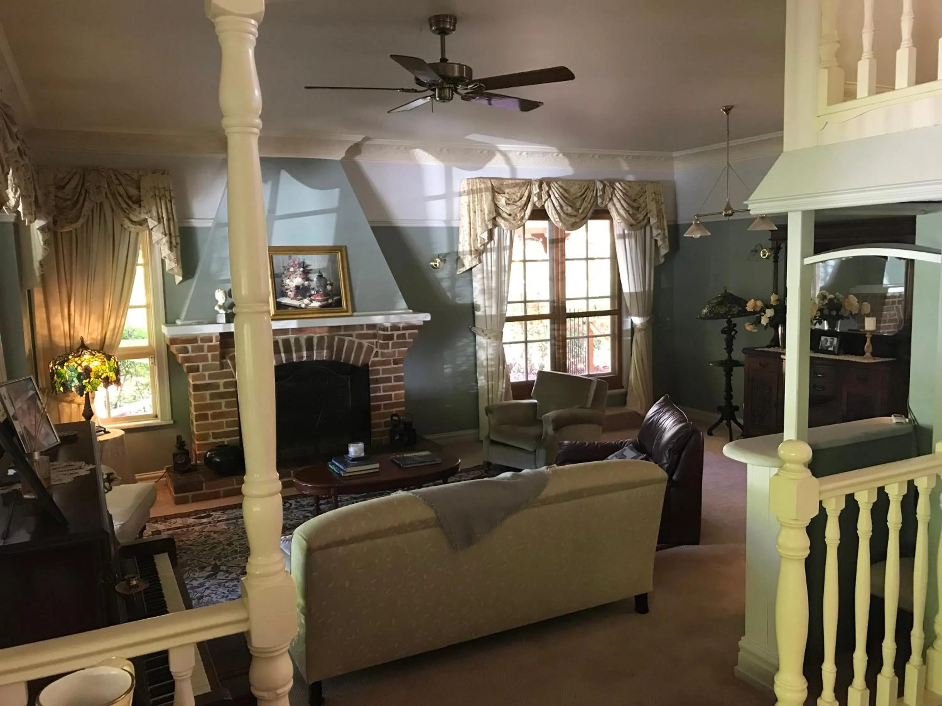 Lounge or bar in Hawk's Nest Bed & Breakfast