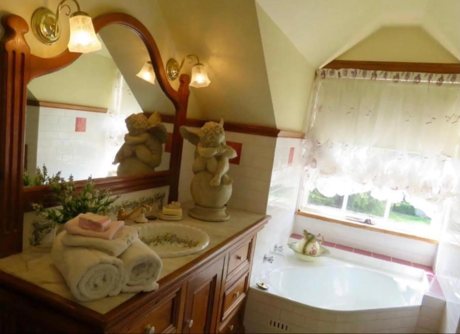 Bathroom in Hawk's Nest Bed & Breakfast