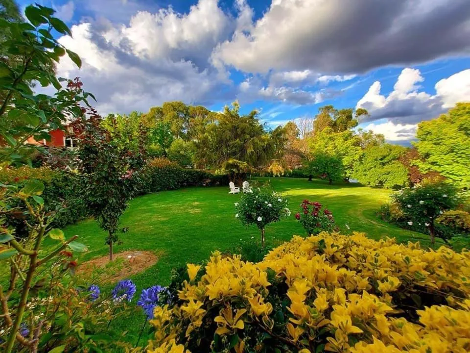 Garden view in Hawk's Nest Bed & Breakfast