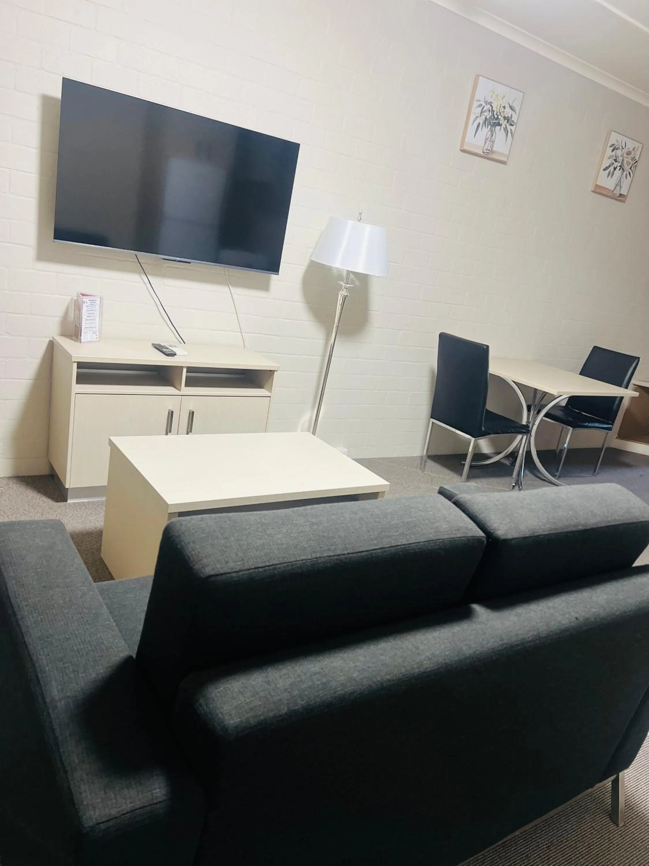 TV and multimedia in Pavilion Hotel Wagga Wagga