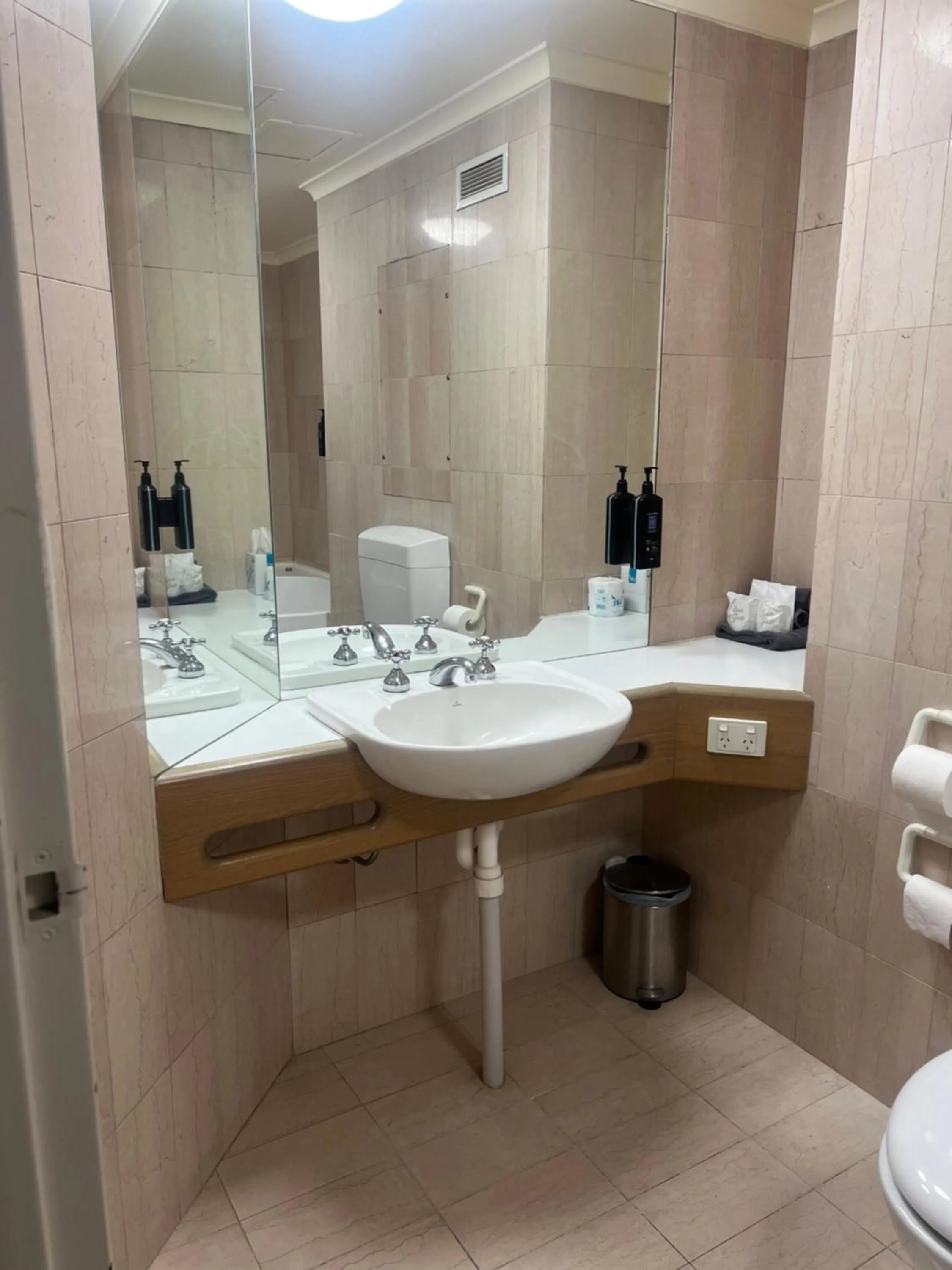 Bathroom in Pavilion Hotel Wagga Wagga