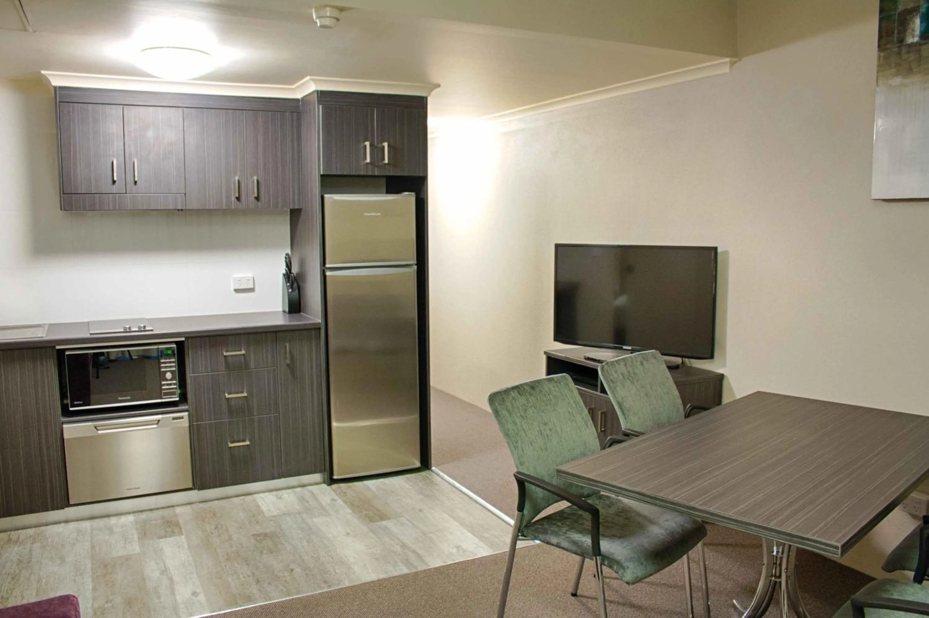 Kitchen or kitchenette in Pavilion Hotel Wagga Wagga