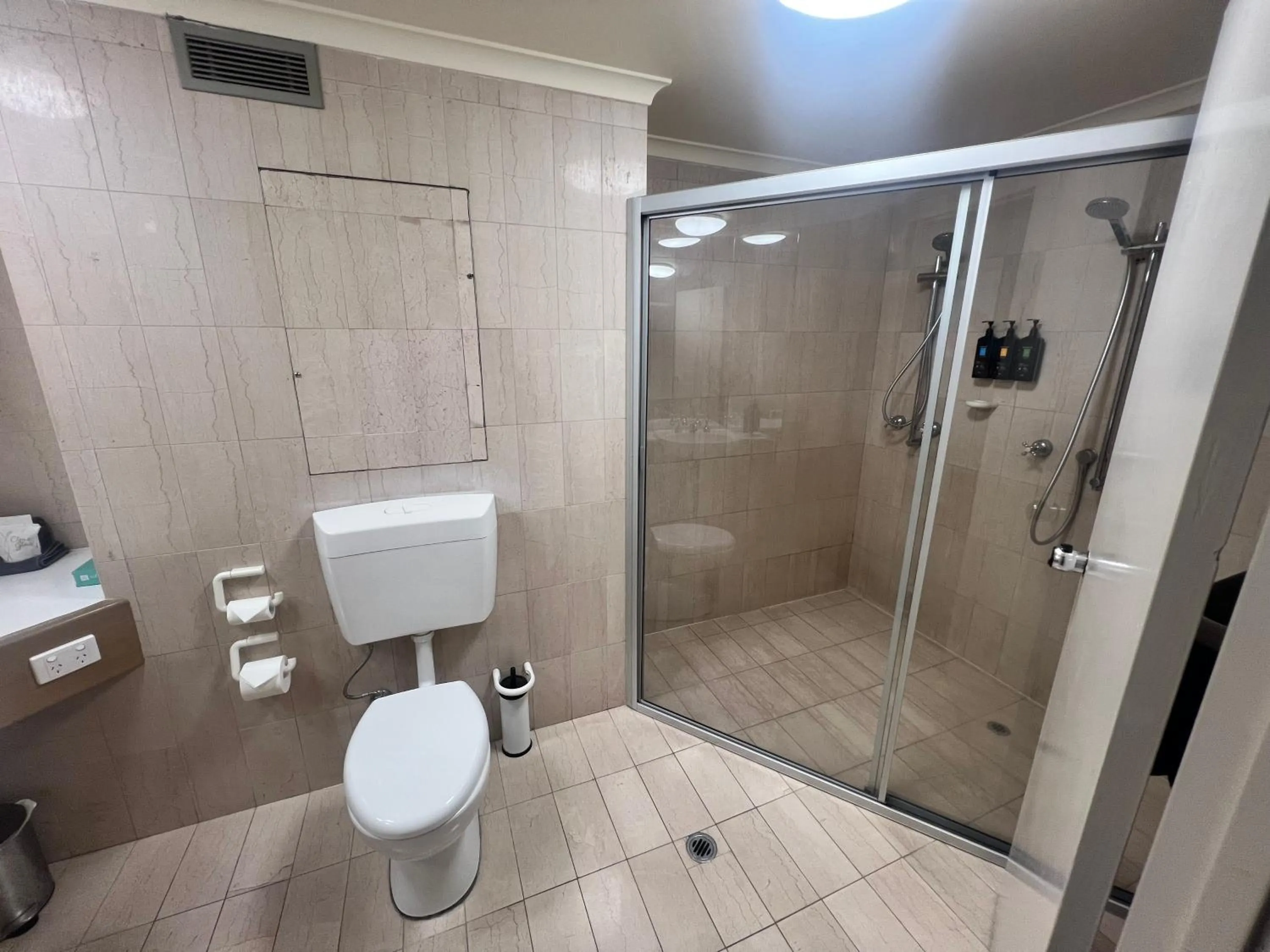 Shower in Pavilion Hotel Wagga Wagga