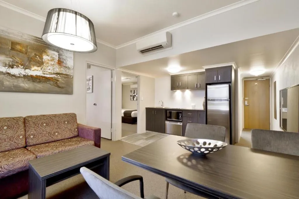 Kitchen or kitchenette in Pavilion Hotel Wagga Wagga