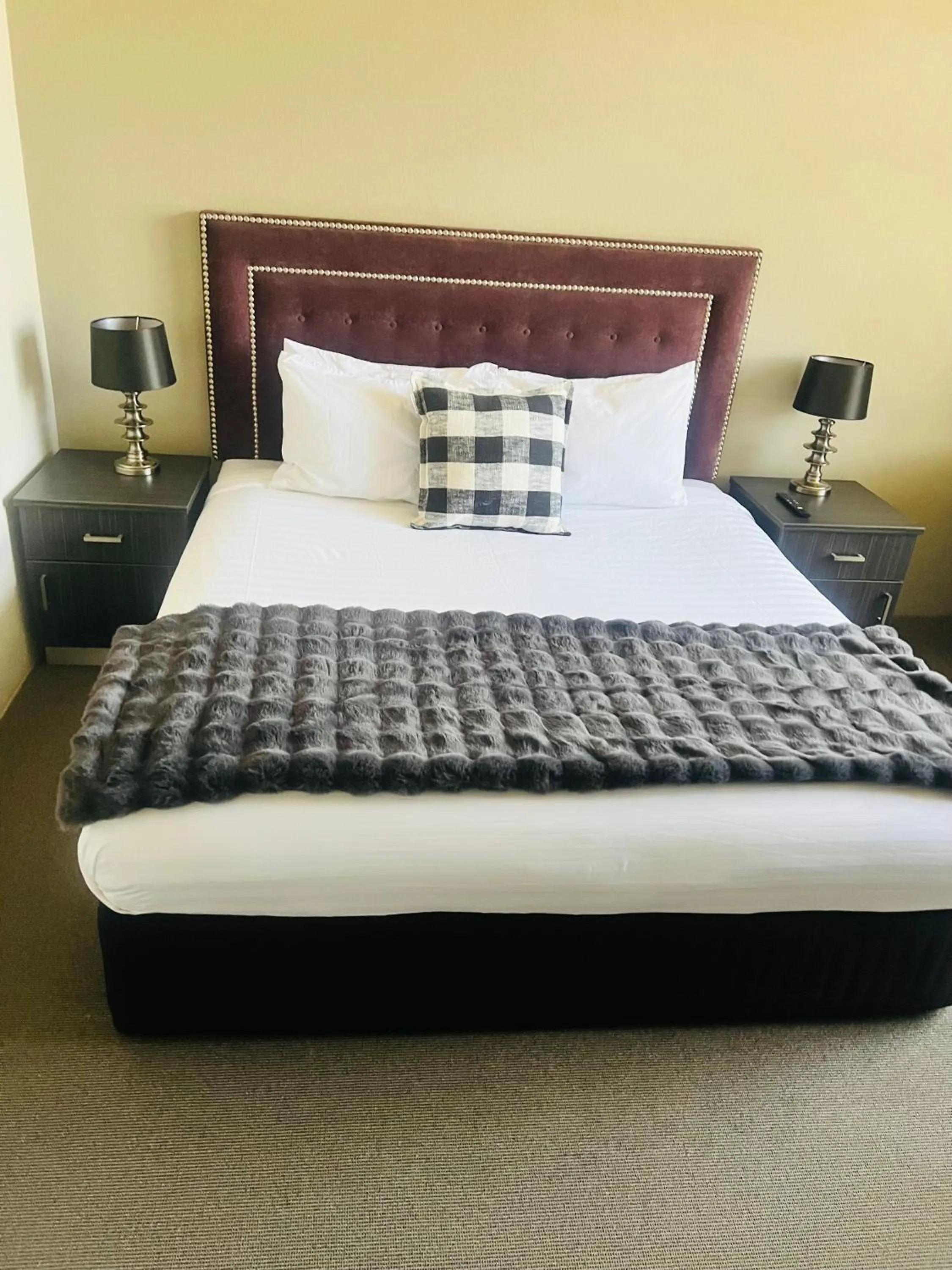 Bed in Pavilion Hotel Wagga Wagga