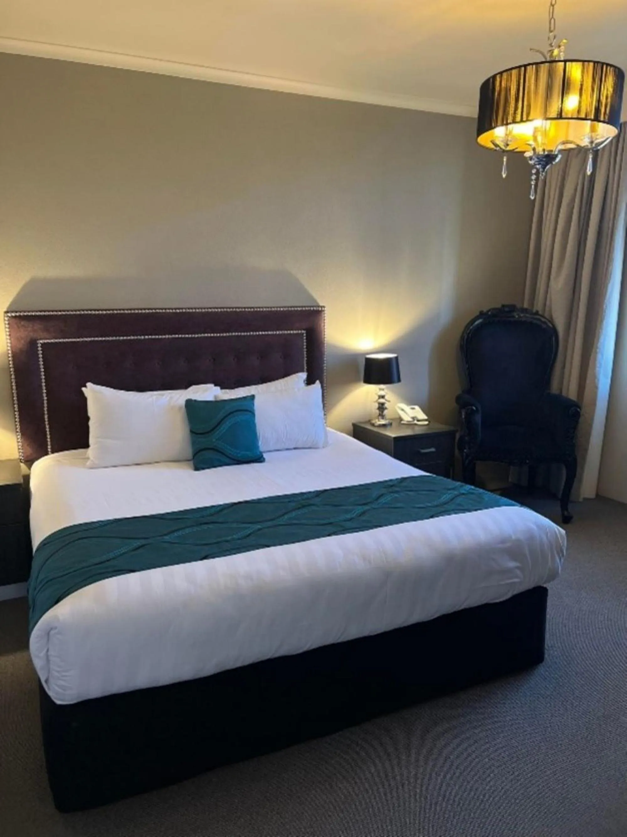 Bed in Pavilion Hotel Wagga Wagga