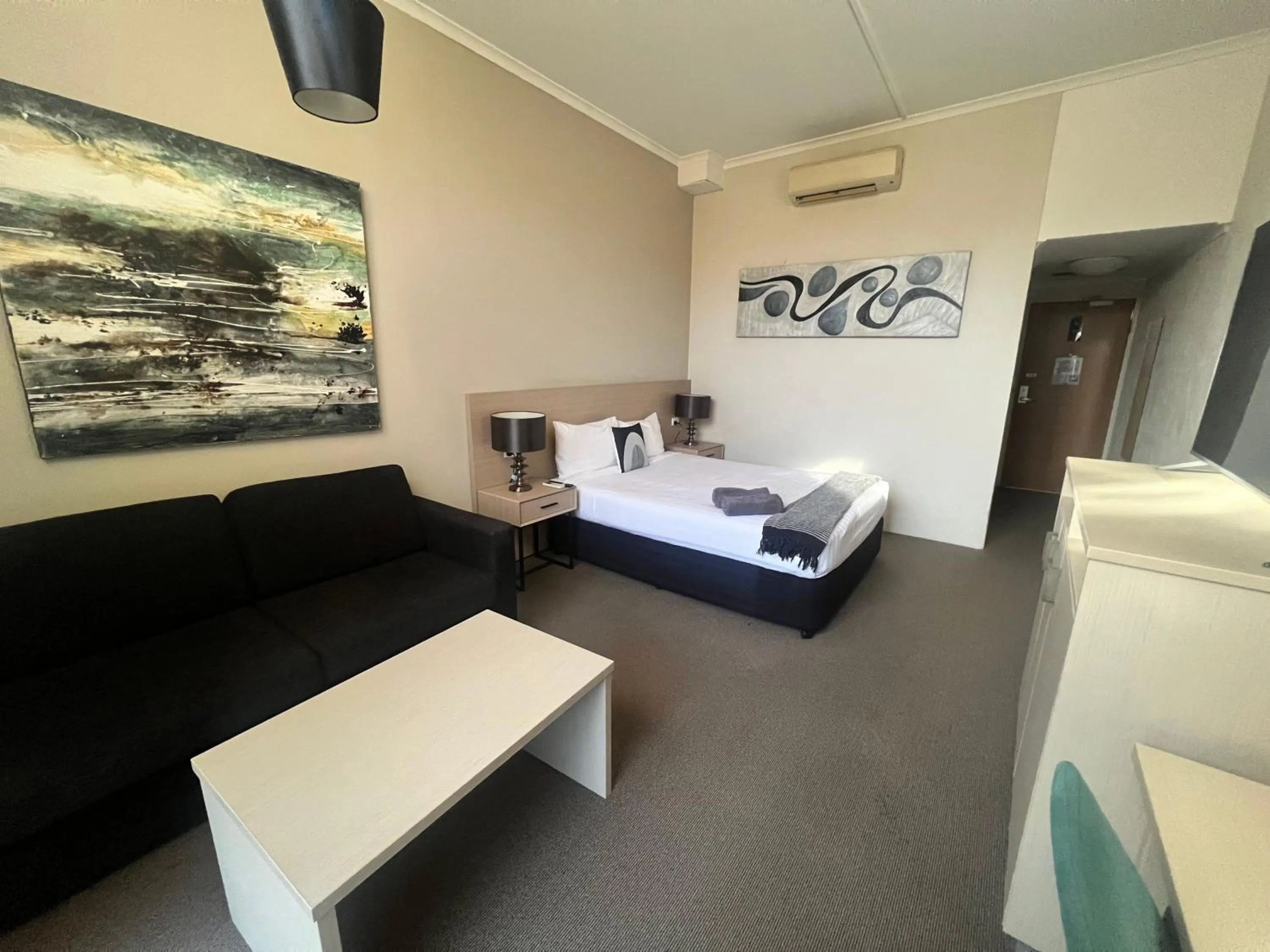 Photo of the whole room, Bed in Pavilion Hotel Wagga Wagga