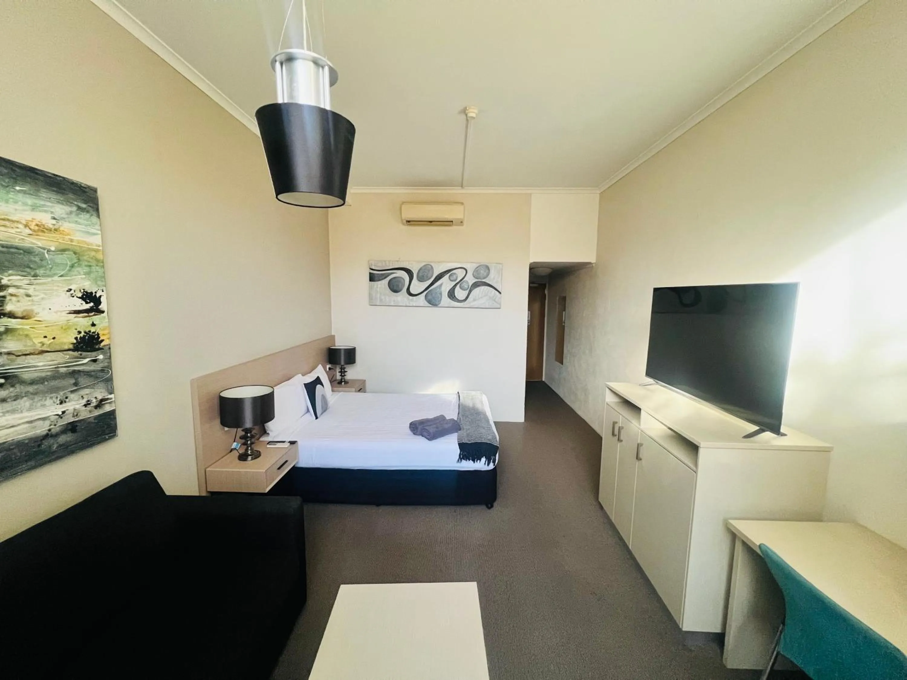 Bed in Pavilion Hotel Wagga Wagga