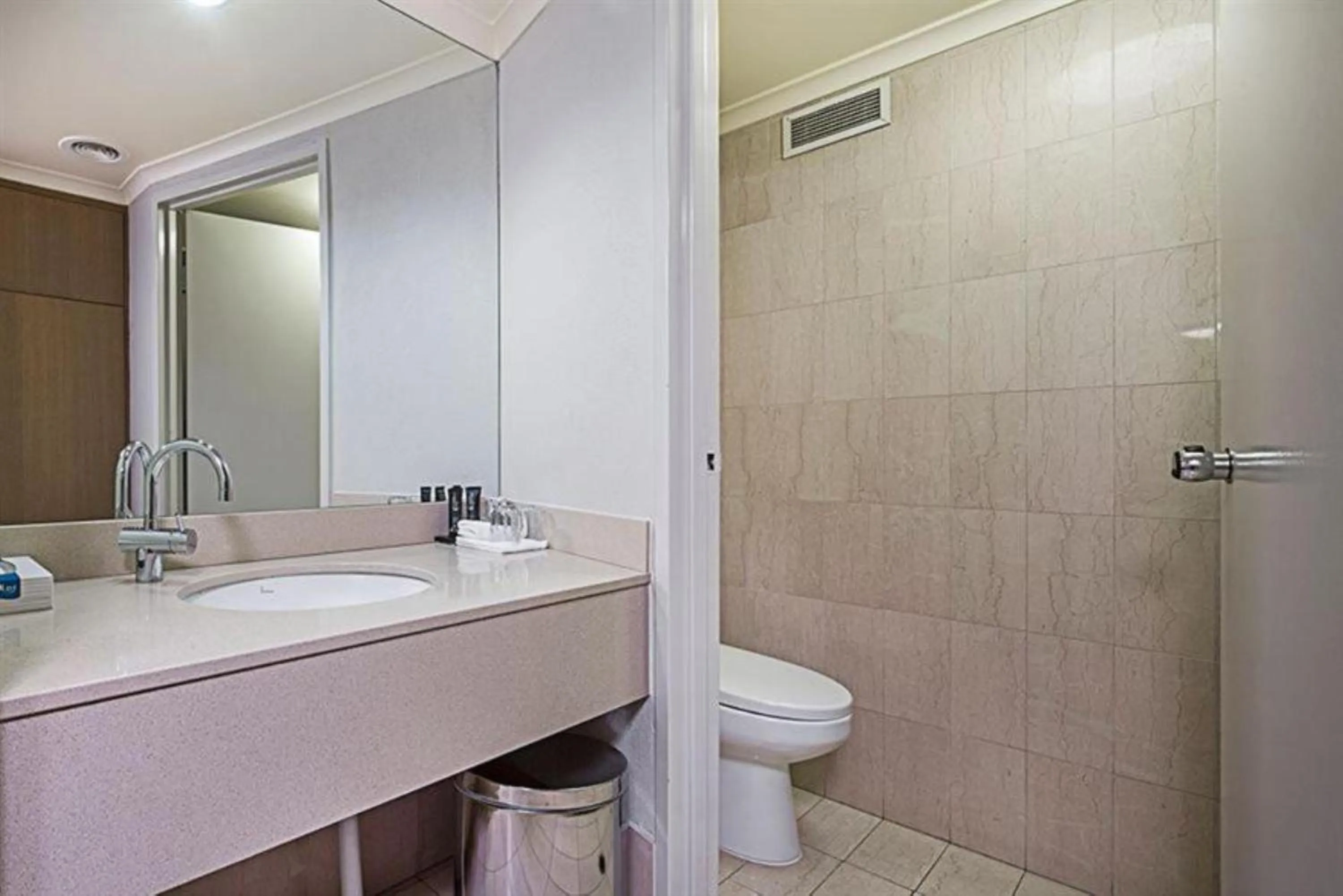 Toilet in Pavilion Hotel Wagga Wagga