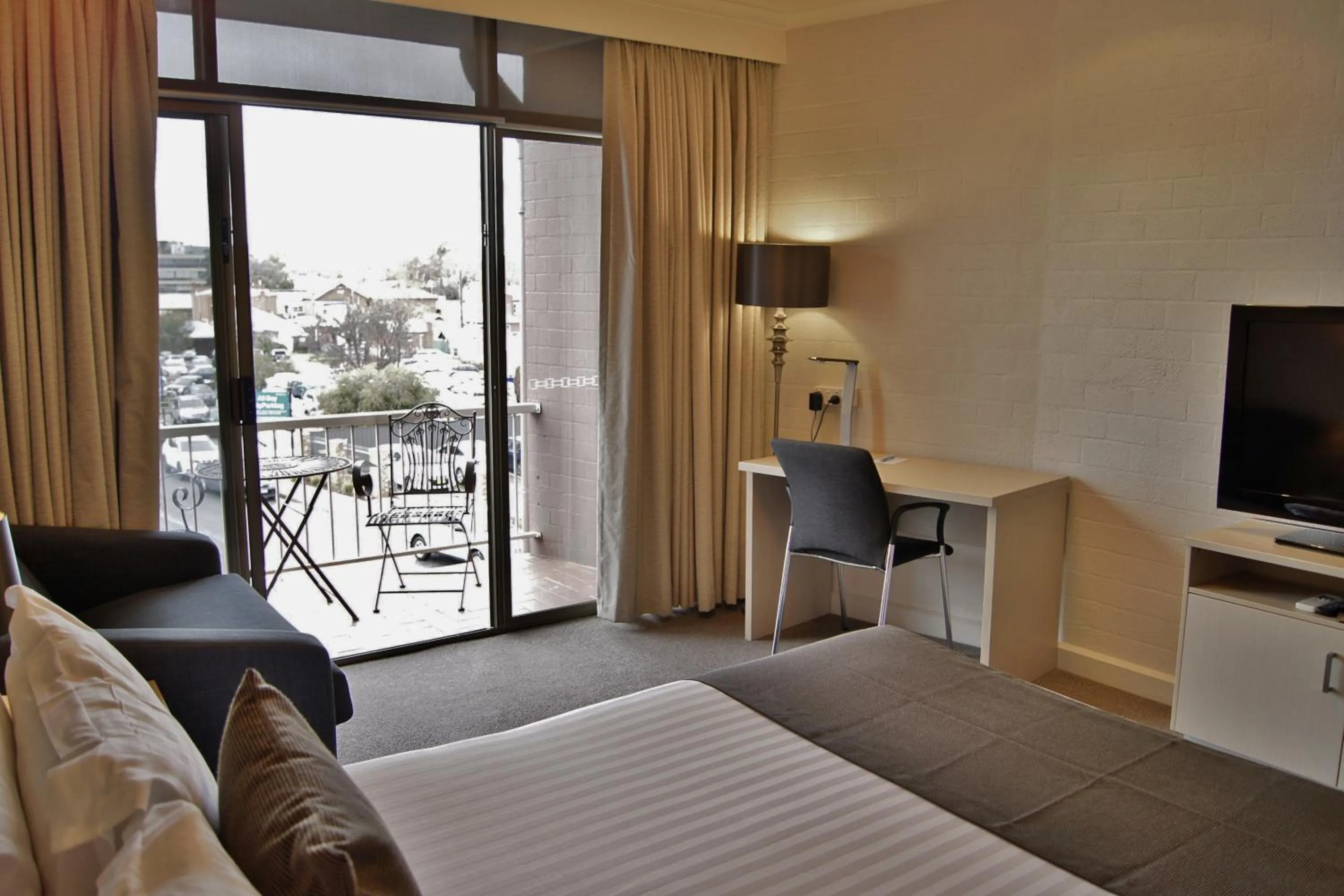 View (from property/room), Bed in Pavilion Hotel Wagga Wagga