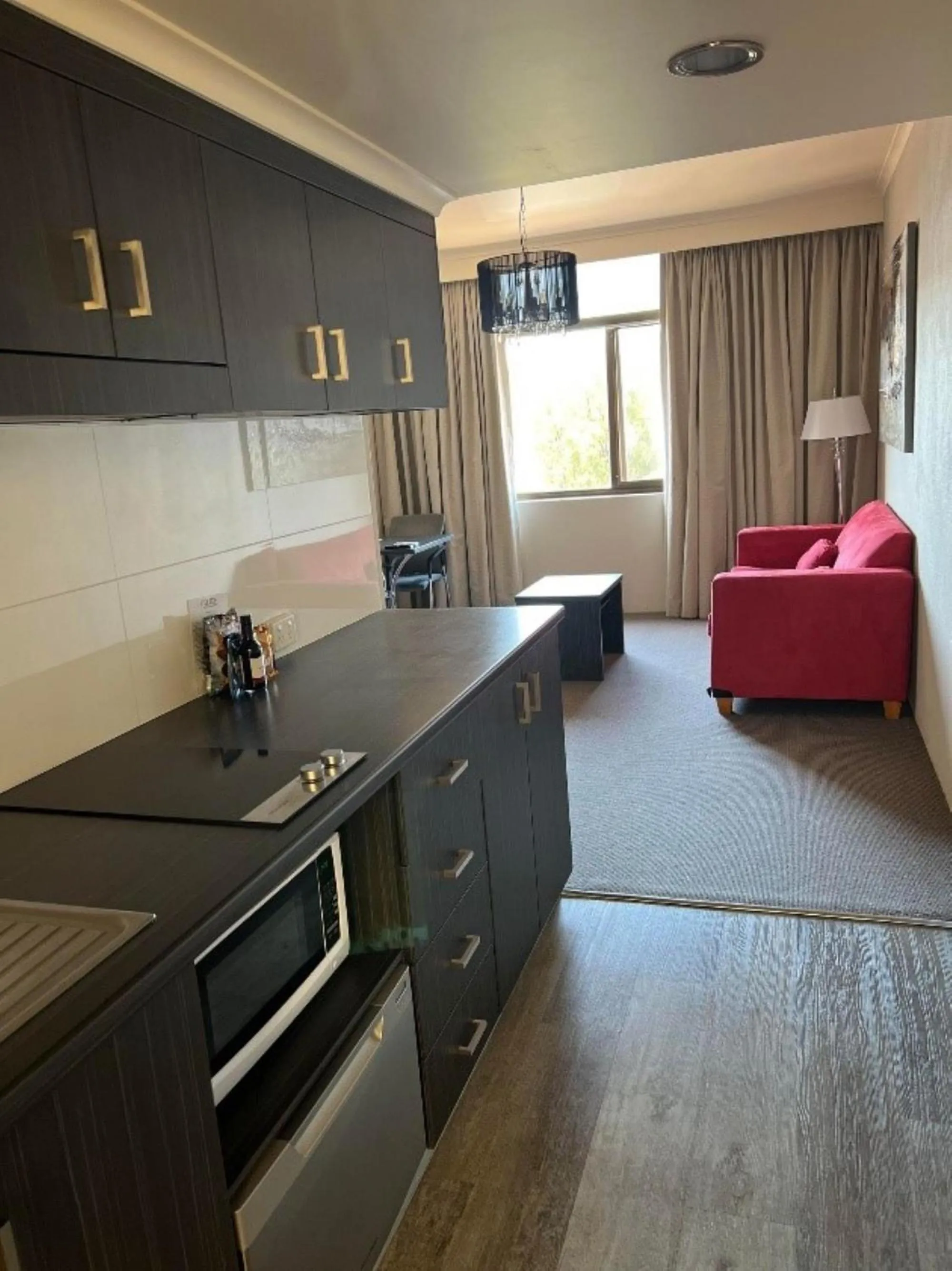 Kitchen or kitchenette, Bed in Pavilion Hotel Wagga Wagga