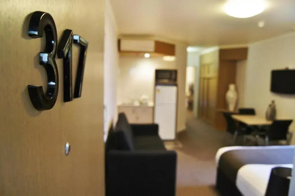 Communal lounge/ TV room, Bed in Pavilion Hotel Wagga Wagga Communal lounge/ TV room, Bed in Pavilion Hotel Wagga Wagga