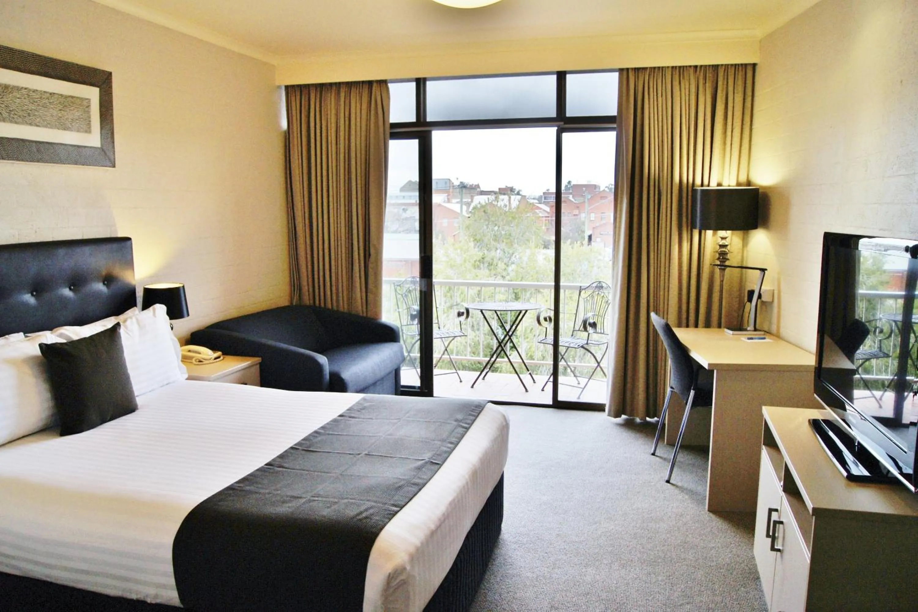 Balcony/Terrace, Bed in Pavilion Hotel Wagga Wagga