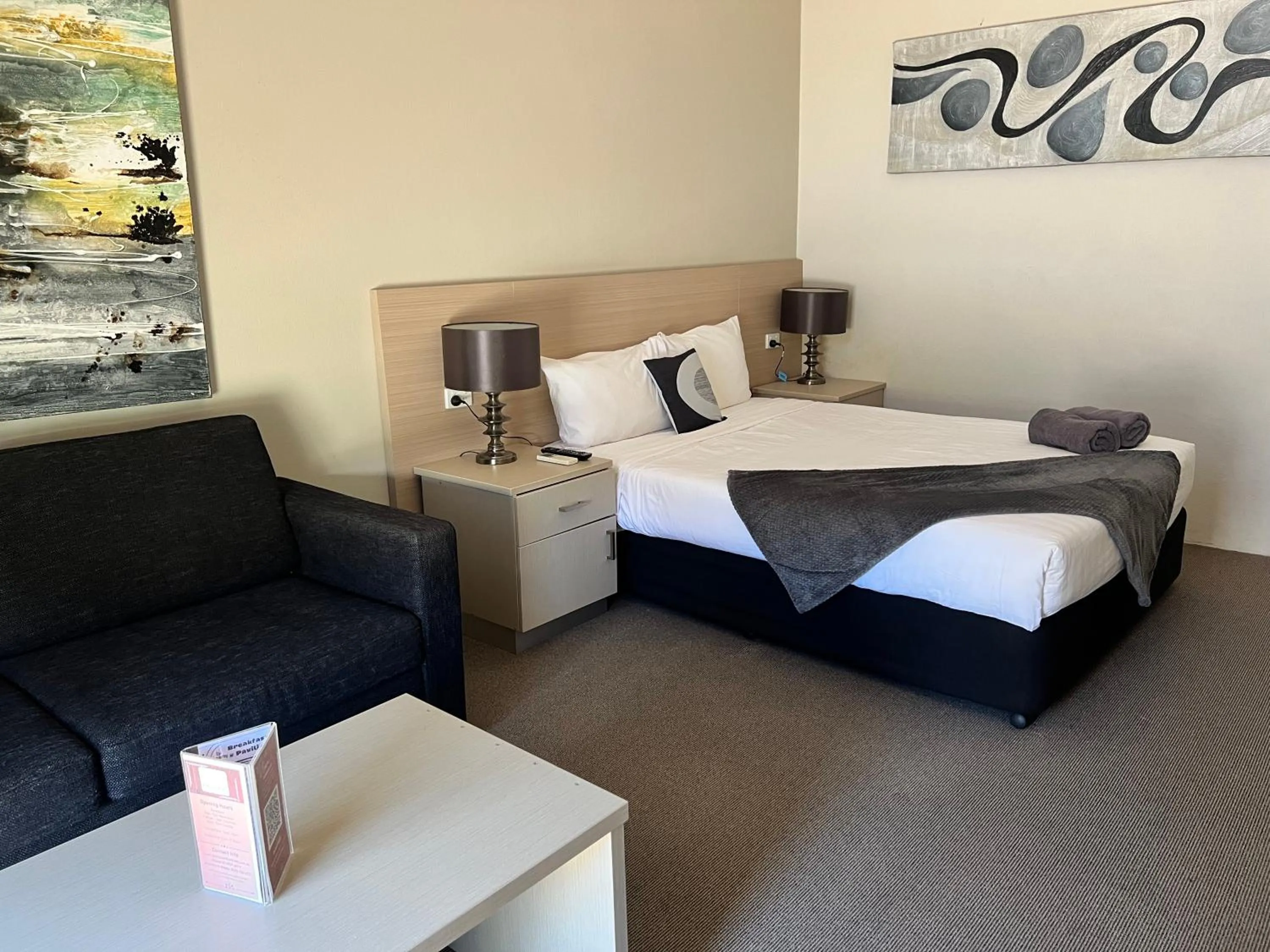 Bed in Pavilion Hotel Wagga Wagga