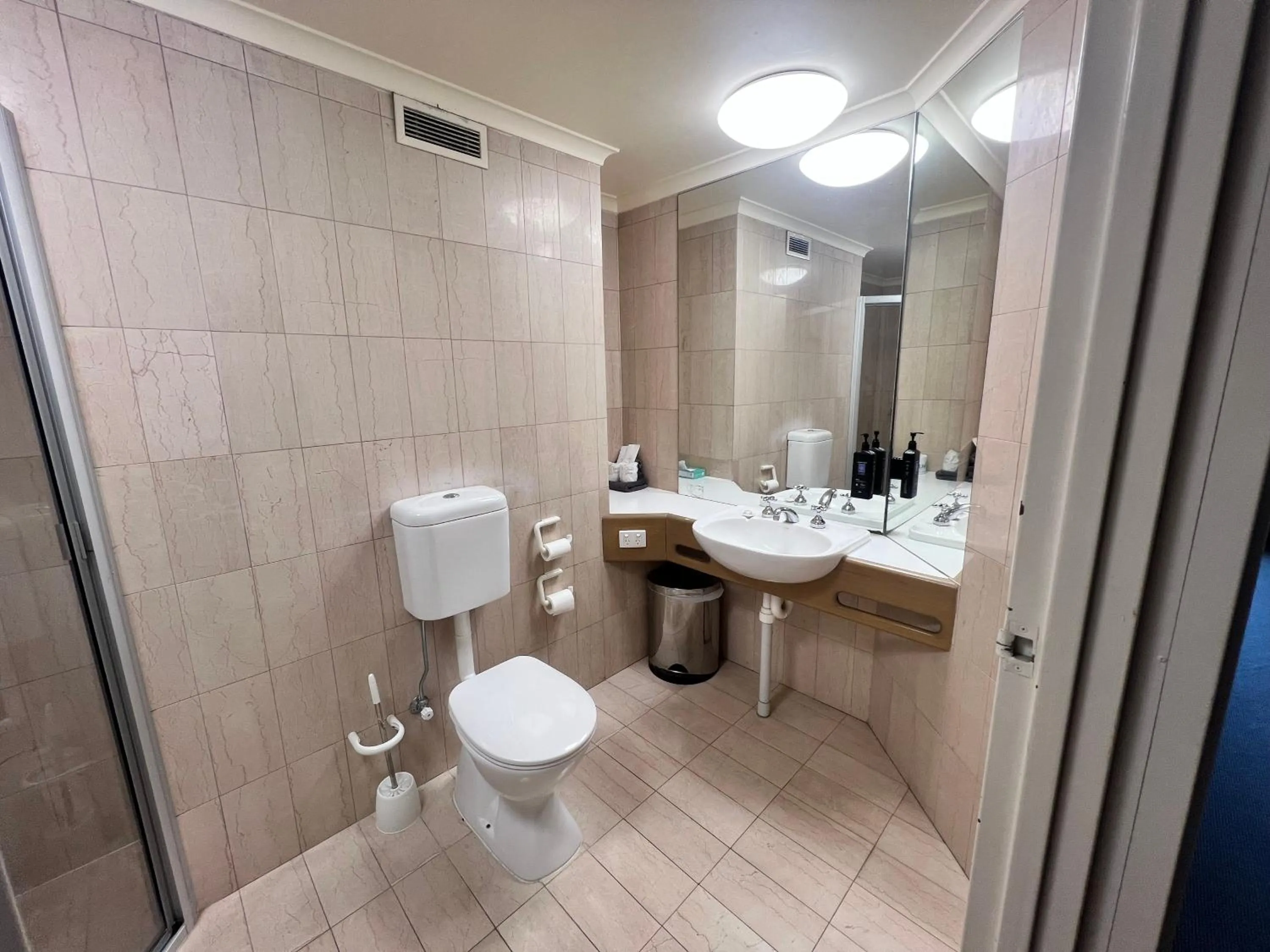 Bathroom in Pavilion Hotel Wagga Wagga