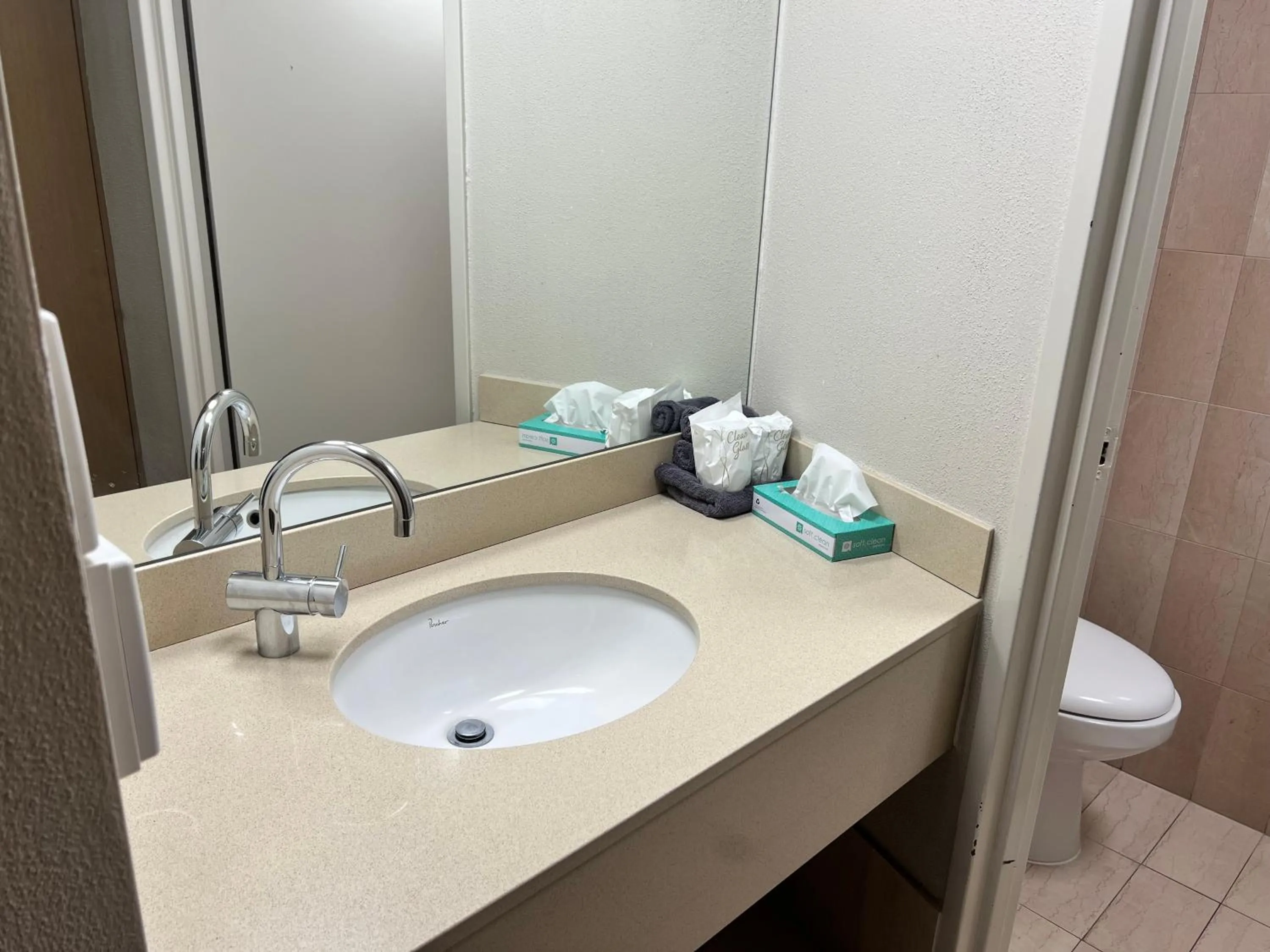 Toilet in Pavilion Hotel Wagga Wagga